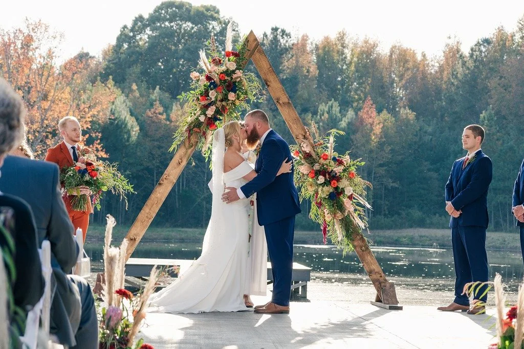 There&rsquo;s something magical about fall weddings!

Come see why couples fall in love with White Oak Manor  this time of year.  Book your tour today at https://www.whiteoakmanorvenue.com/schedule-a-venue-tour

Image: Lori Massengill Photography 

 