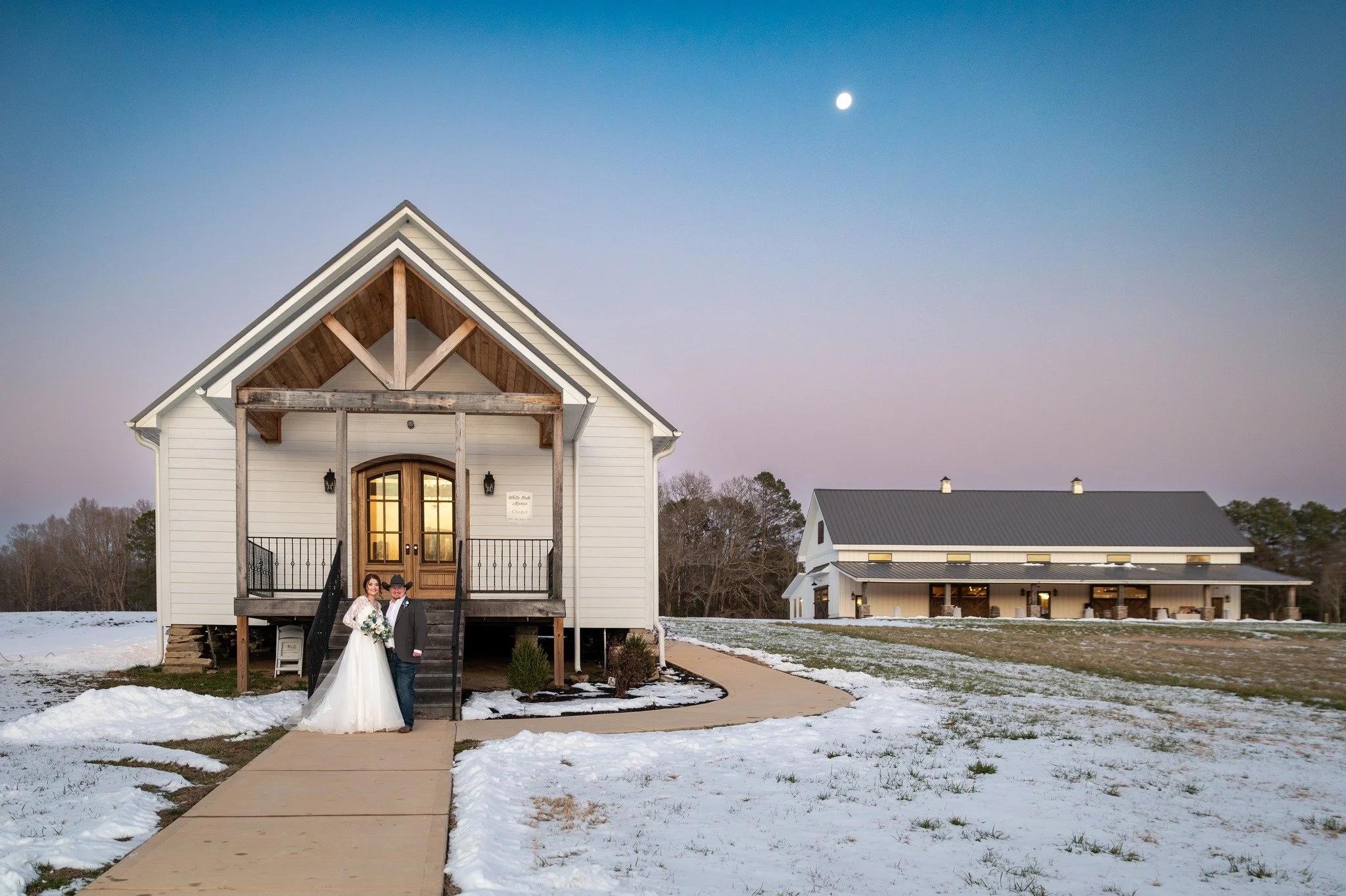 All the snow this weekend has us reminiscing on this gorgeous snowy wedding! 

Book your tour today: https://www.whiteoakmanorvenue.com/schedule-a-venue-tour

Image: @aclickintimephotography 

#whiteoakmanorweddings #virginiaweddingvenue #weddingvenu
