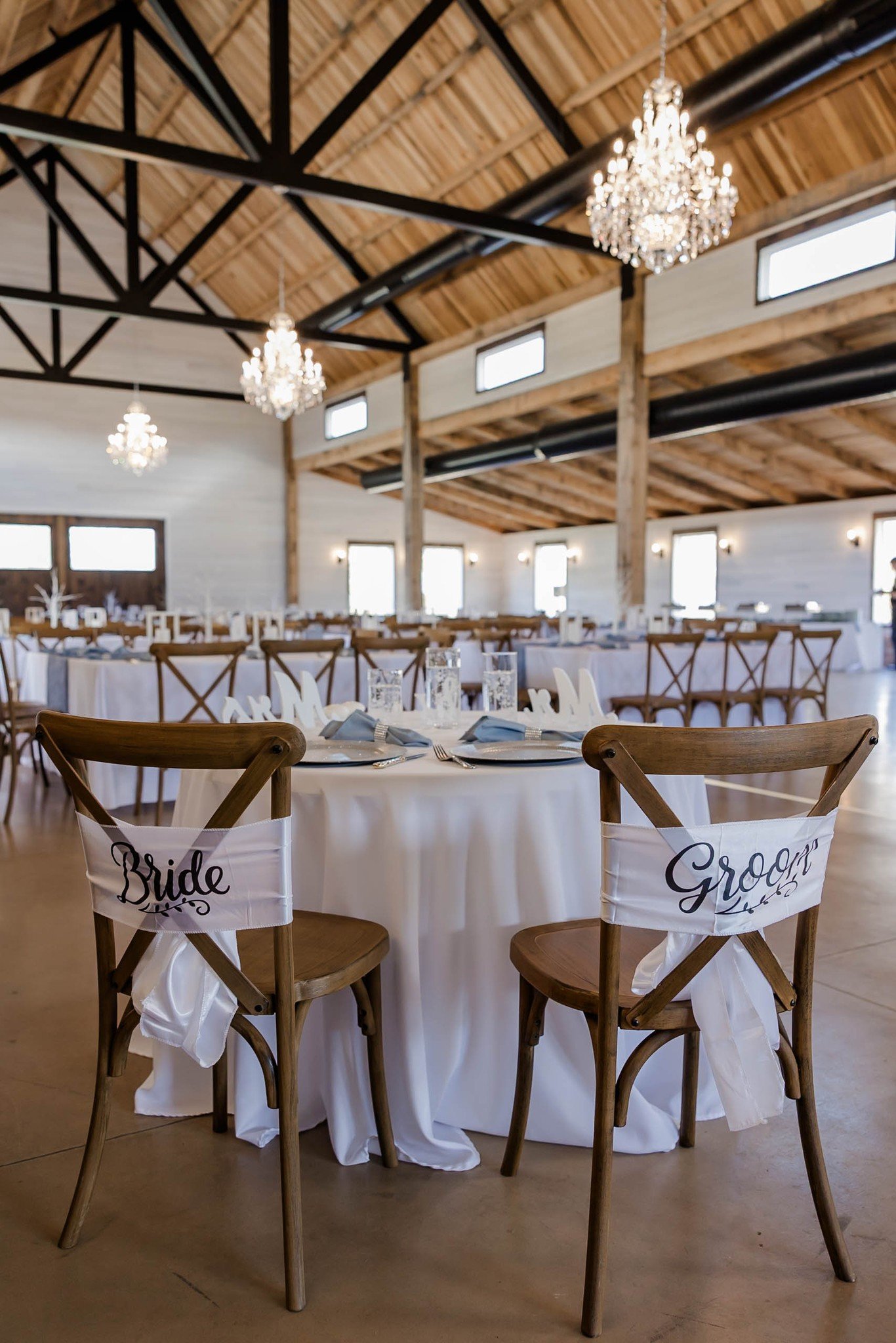 The barn at White Oak Manor is the perfect blend of rustic charm and elegant design. Featuring sparkling chandeliers, exposed beams, whitewashed walls, and a stunning brick fireplace, it&rsquo;s ideal for both ceremonies and receptions. With full cli