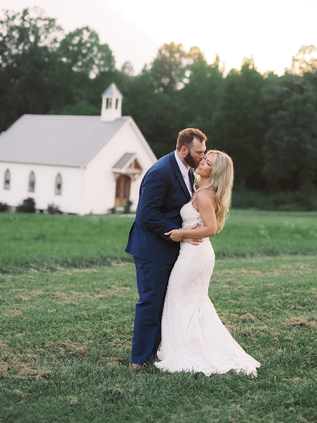 Romance meets scenery!

Come see White Oak Manor for yourself and start planning your wedding today at https://www.whiteoakmanorvenue.com/schedule-a-venue-tour

📸 @elosiniophoto 
 #whiteoakmanorweddings #virginiaweddingvenue #weddingvenue #weddingpo