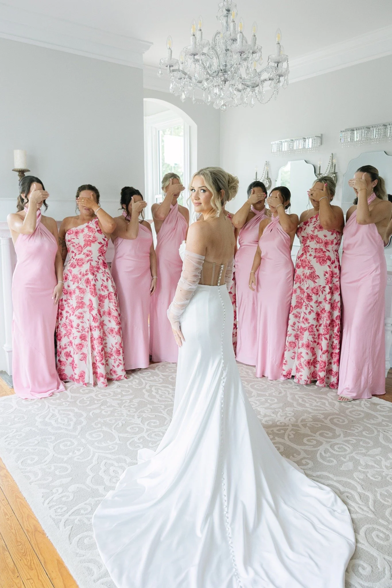 Should you do a first look with your bridesmaids? The answer is always yes!

Book your venue tour today and start planning your dream wedding at White Oak Manor athttps://www.whiteoakmanorvenue.com/schedule-a-venue-tour

#whiteoakmanorweddings #virgi