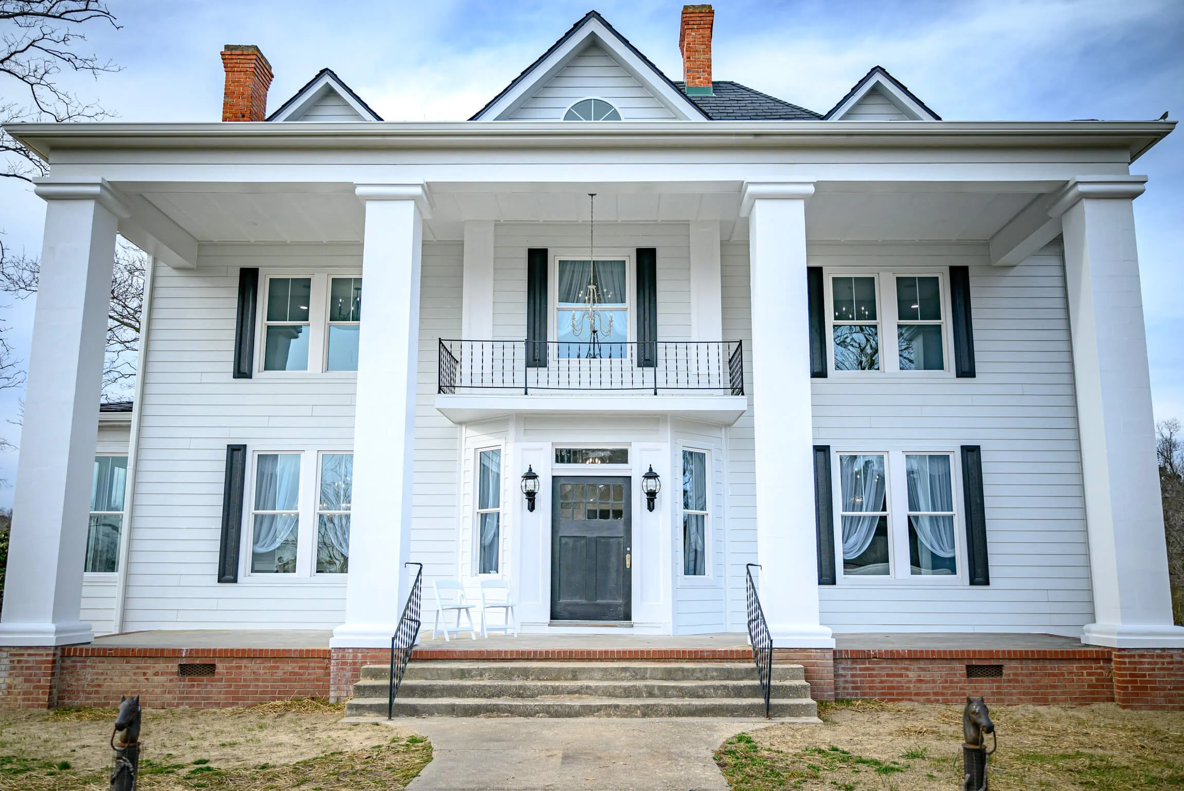 White Oak Manor Wedding Venue in Dinwiddie Virginia Farmhouse