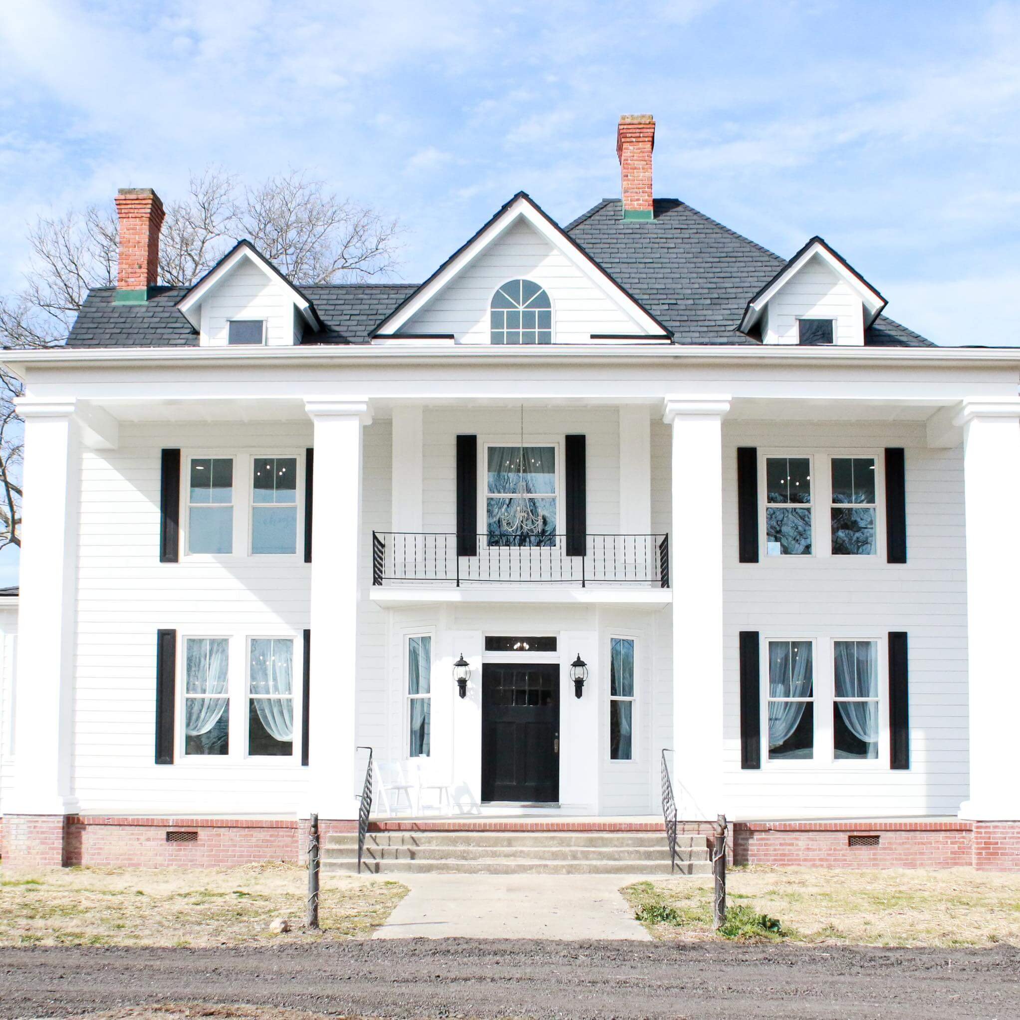 White Oak Manor Wedding Venue in Dinwiddie Virginia Farmhouse