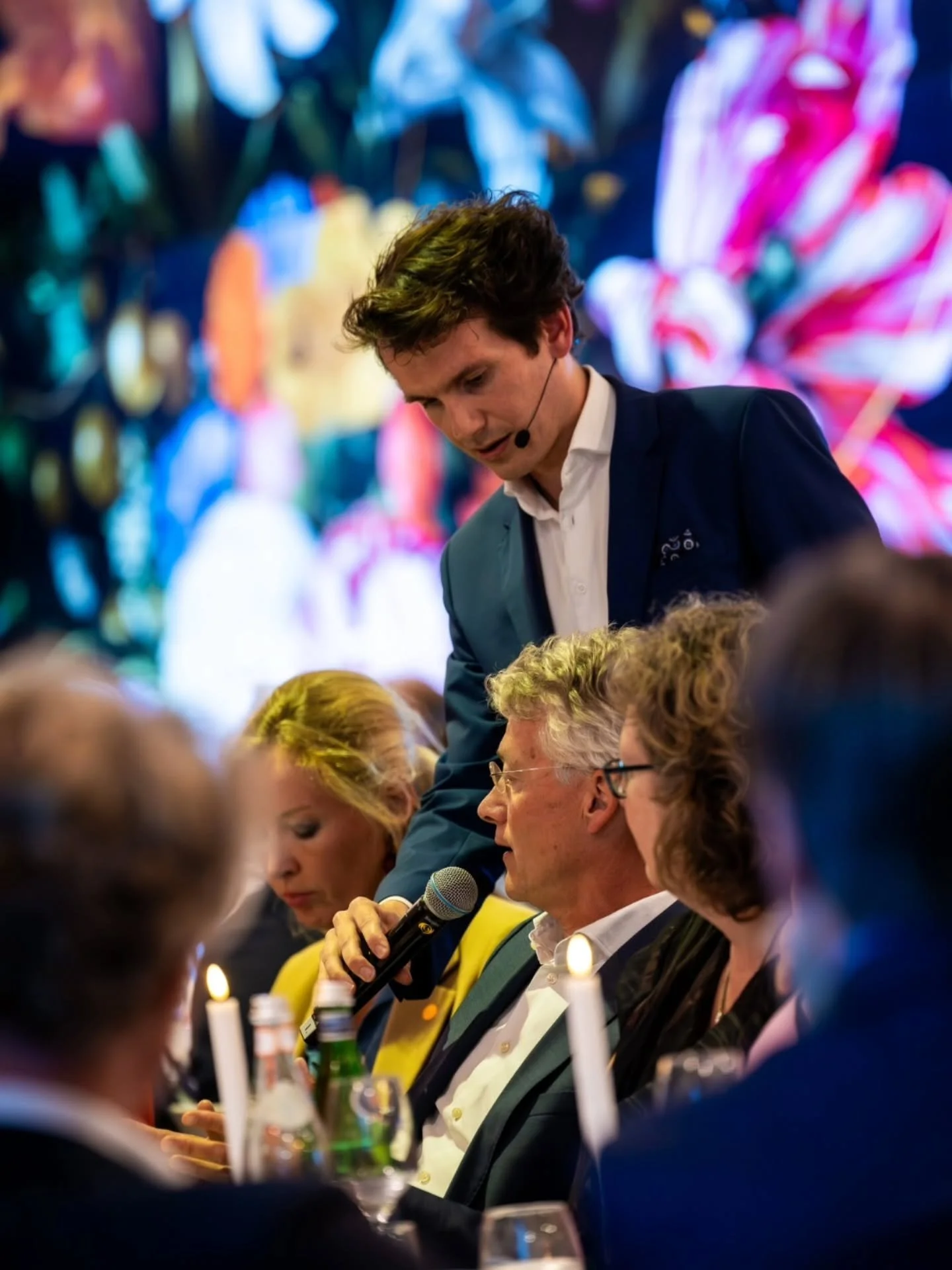 De juiste dagvoorzitter kiezen: waarom stijl en werkwijze voor ons doorslaggevend zijn

Bij congressen, kennisevents en awardshows wordt vaak veel aandacht besteed aan sprekers, content en productie. Logisch. Maar er is &eacute;&eacute;n rol die alle