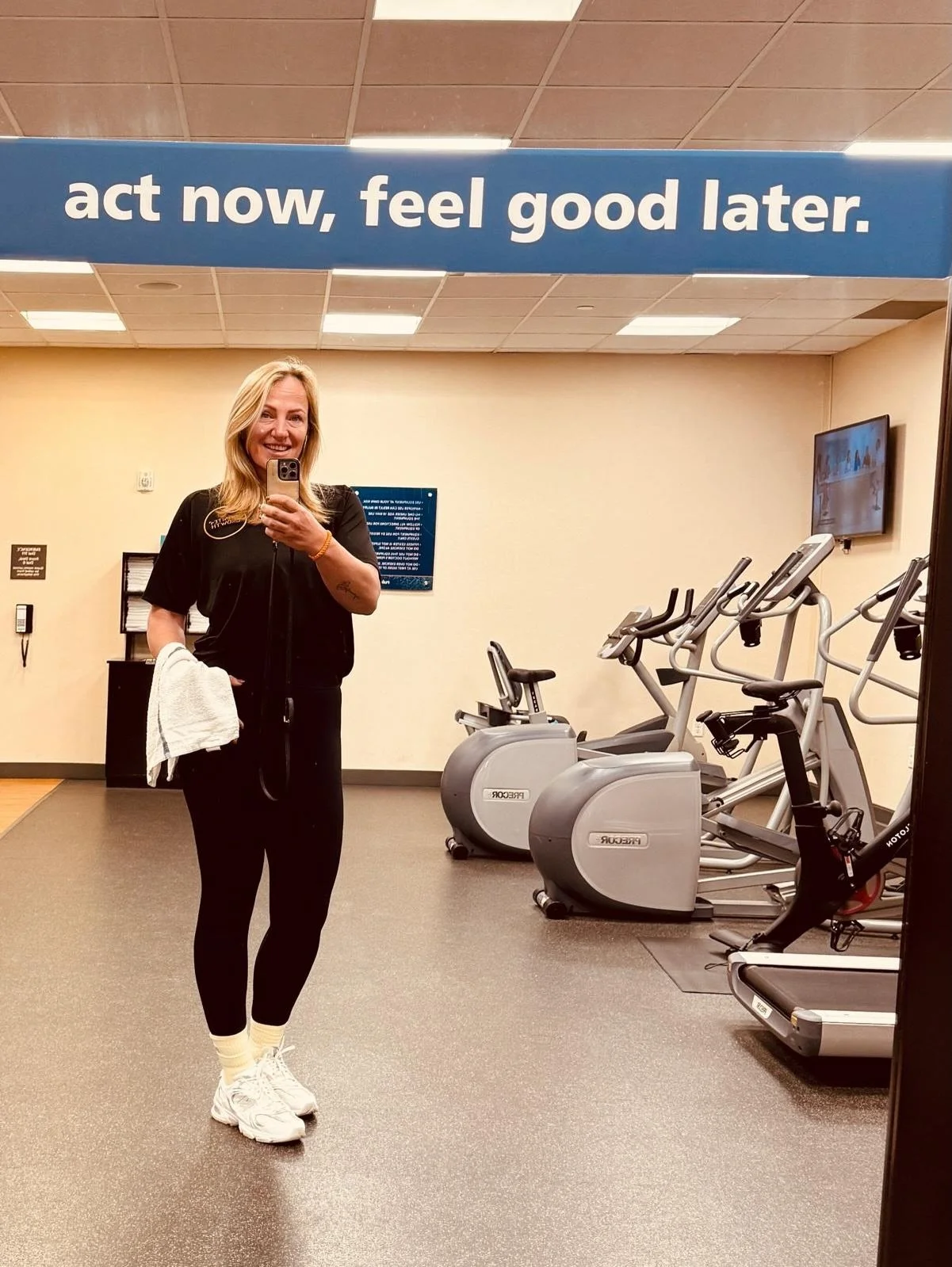 Een maand offline&hellip;.

Begin januari werd Larissa Derksen 50.

En naast een feestje, gaf ze zichzelf iets wat minstens zo waardevol was.
Tijd. Rust. Herstel.
Een hele maand vrij.

Even niet dagelijks achter de laptop.
Geen teammeetings, locatieb