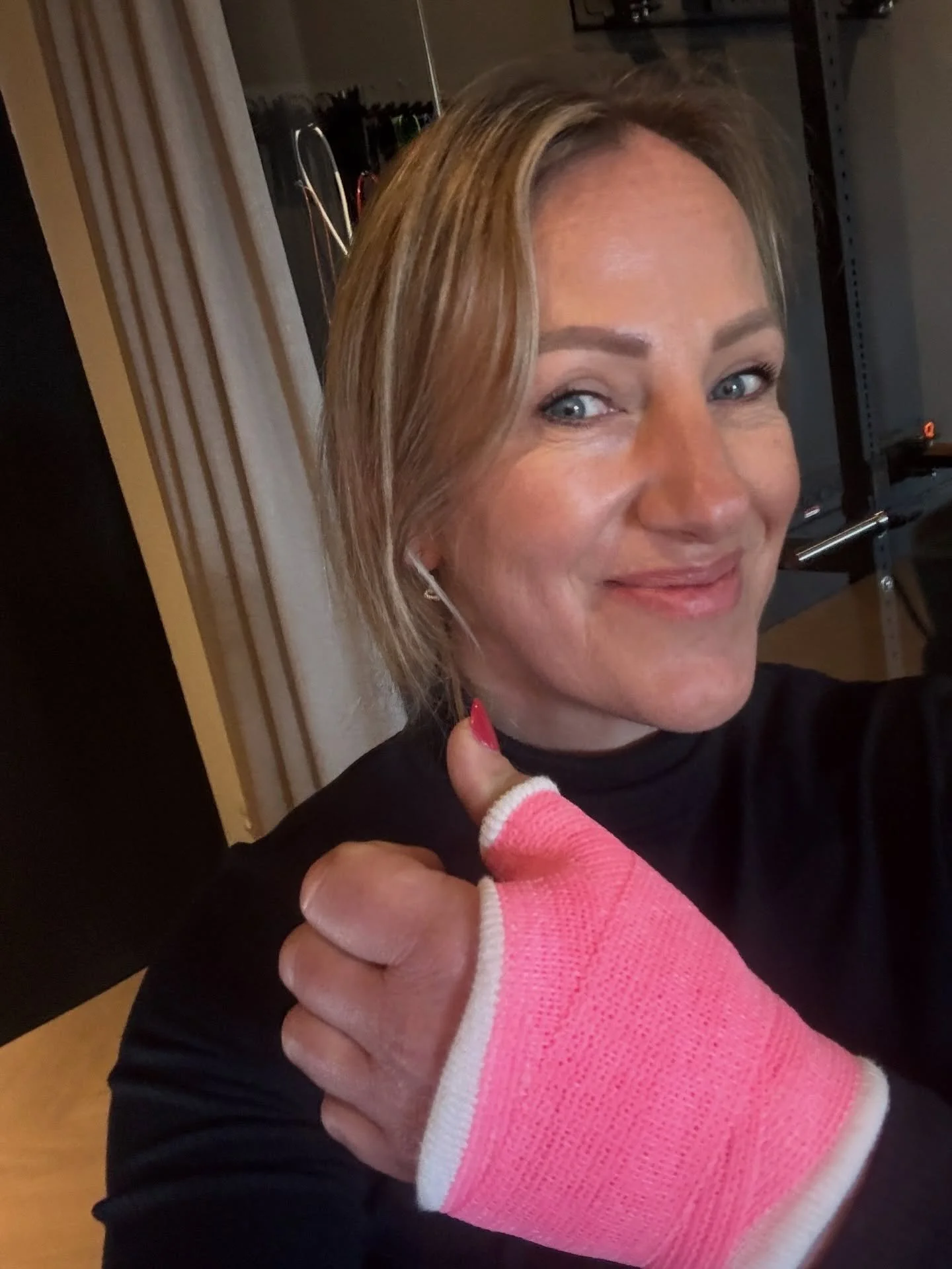 Larissa dacht: nog &eacute;&eacute;n keer de piste af op de laatste dag van het ski&euml;n afgelopen vrijdag. ⛷️
Resultaat: een gebroken duim en rechterhand voorlopig in het gips.
En dan kom je er ineens achter hoeveel dingen je normaal automatisch