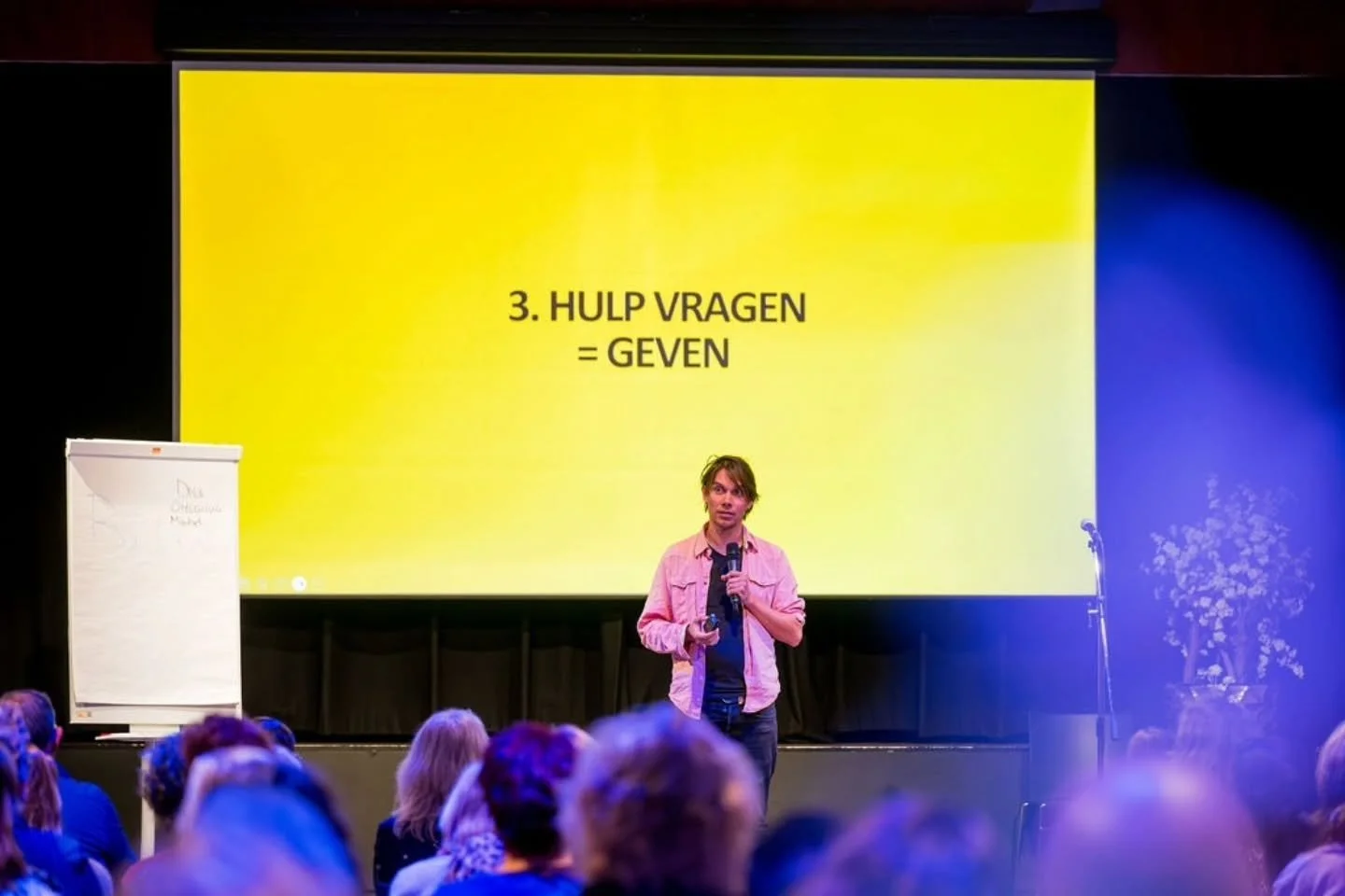 Van hulp vragen tot mensen dumpen. Het kwam allemaal voorbij tijdens de BCMB, beroepsvereniging van cli&euml;ntondersteuners Vakdag. 😉

Door iemand om hulp te vragen, geef je diegene ook iets, vertelde Merijn Ruis. Want mensen halen plezier uit mens
