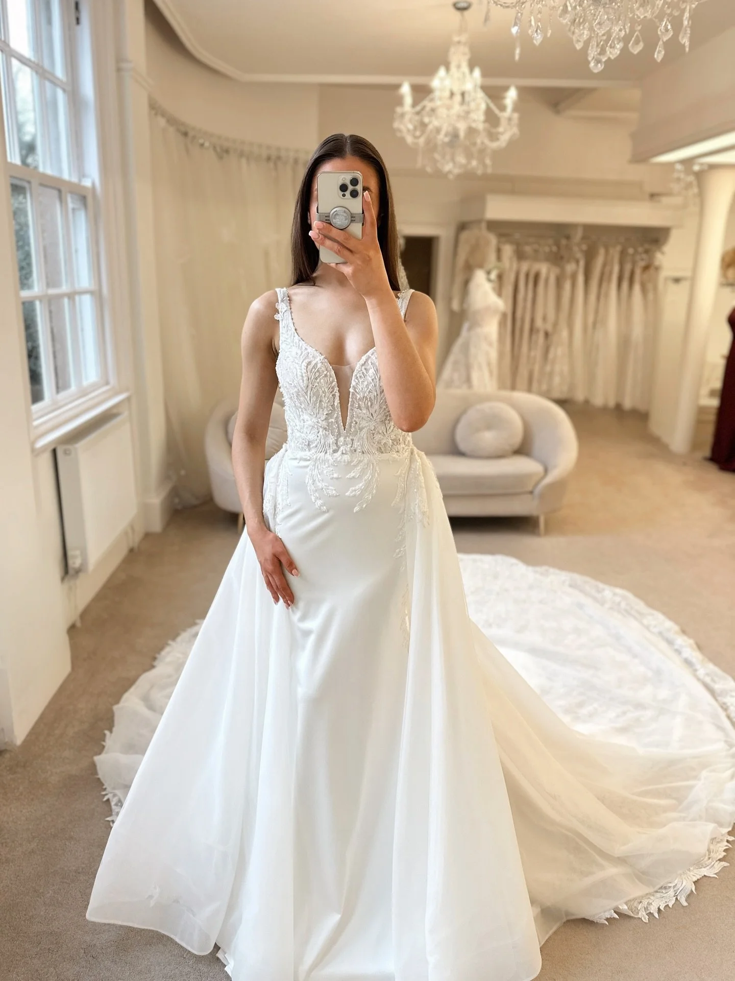 𝘒𝘐𝘈𝘕𝘈 🤍

This incredible gown gives ✨drama✨ with and without her detachable overskirt! 

#wonabridal #wonaconcept #bridetobe #weddingdressinspo