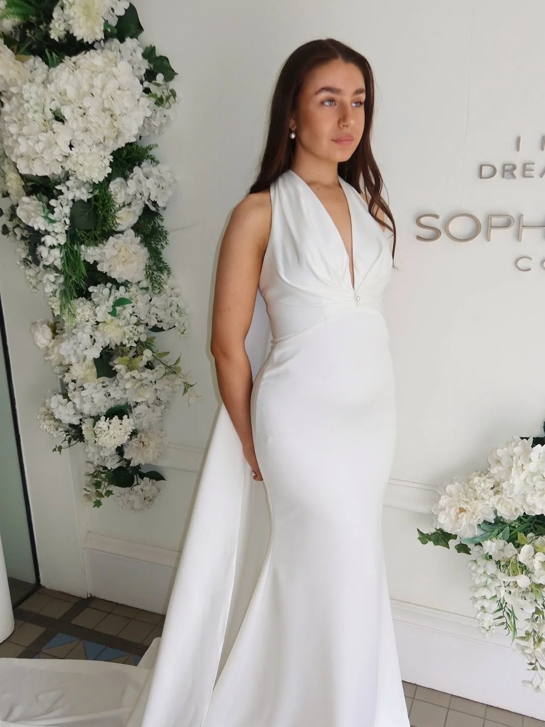 Meet &lsquo;𝘝𝘪𝘯𝘴𝘰𝘯&rsquo; from @wona_concept 🤍

Perfect for the bride looking for modern minimalist vibes.

#wonaconceptbride #wonaconcept #weddingdresses #modernbride