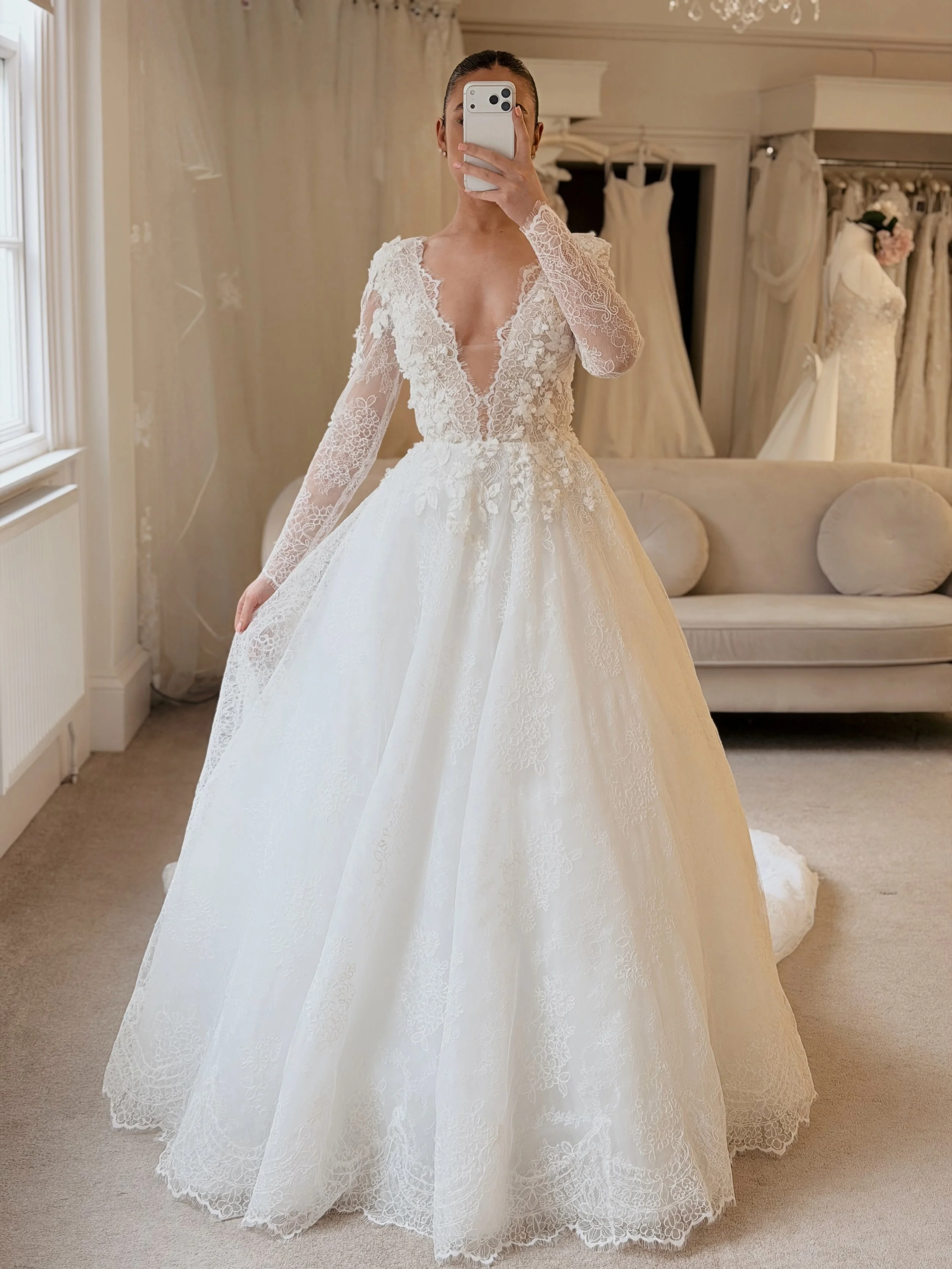 A moment for the ballgowns&hellip; 🤍

An edit of our current favourites in the boutique. Think statement silhouettes, luxurious fabrics and effortlessly romantic details.

Which one has your heart?

1. Grandis - Won&aacute; Concept
2. D4553 - Essens