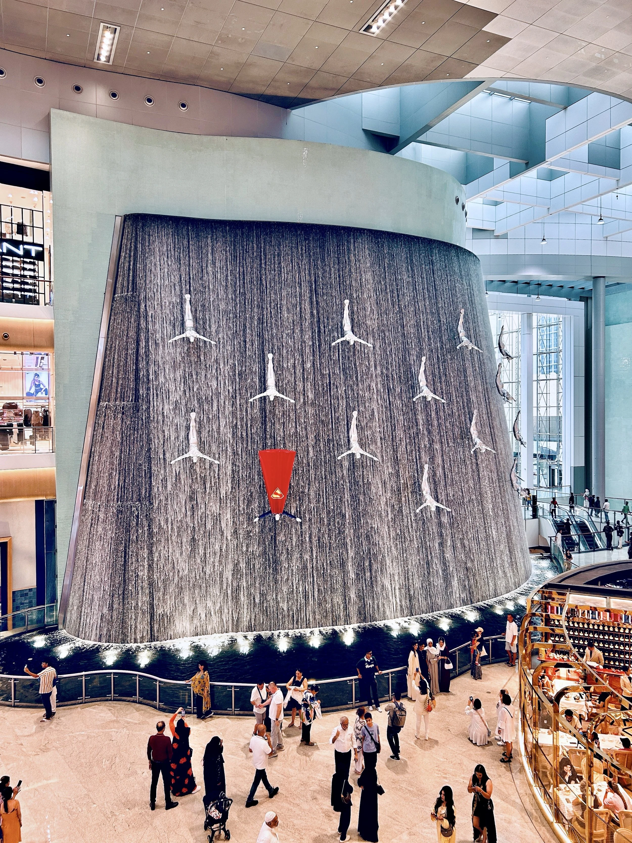 Dubai Mall超人.jpg
