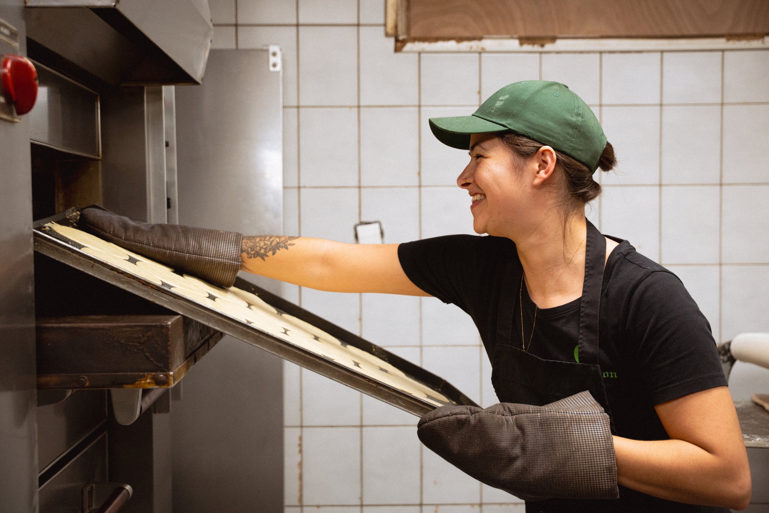 Verse stroopwafels direct uit de oven in de bakkerij van Lanskroon
