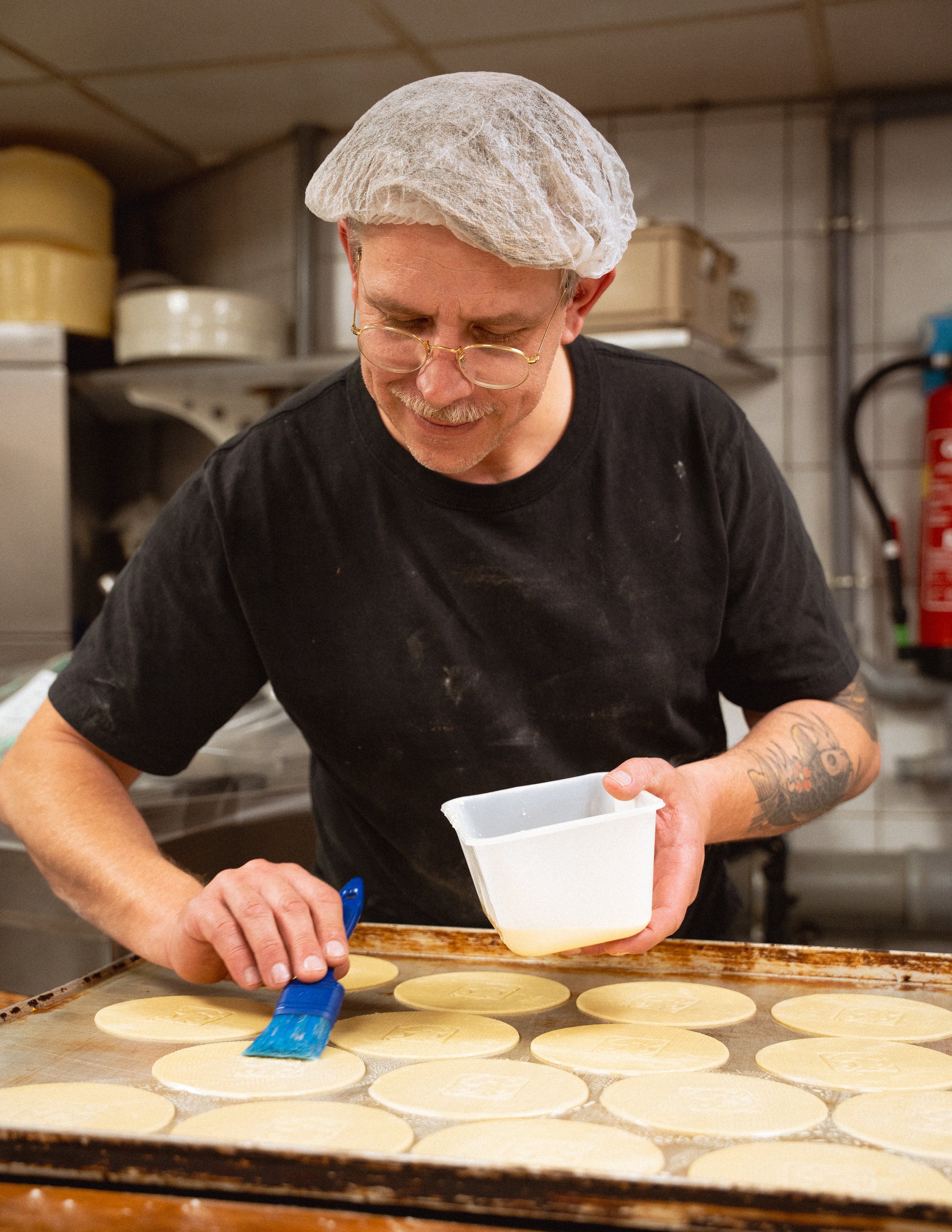 Ambachtelijk bakproces van de Koningsstroopwafels in Amsterdam