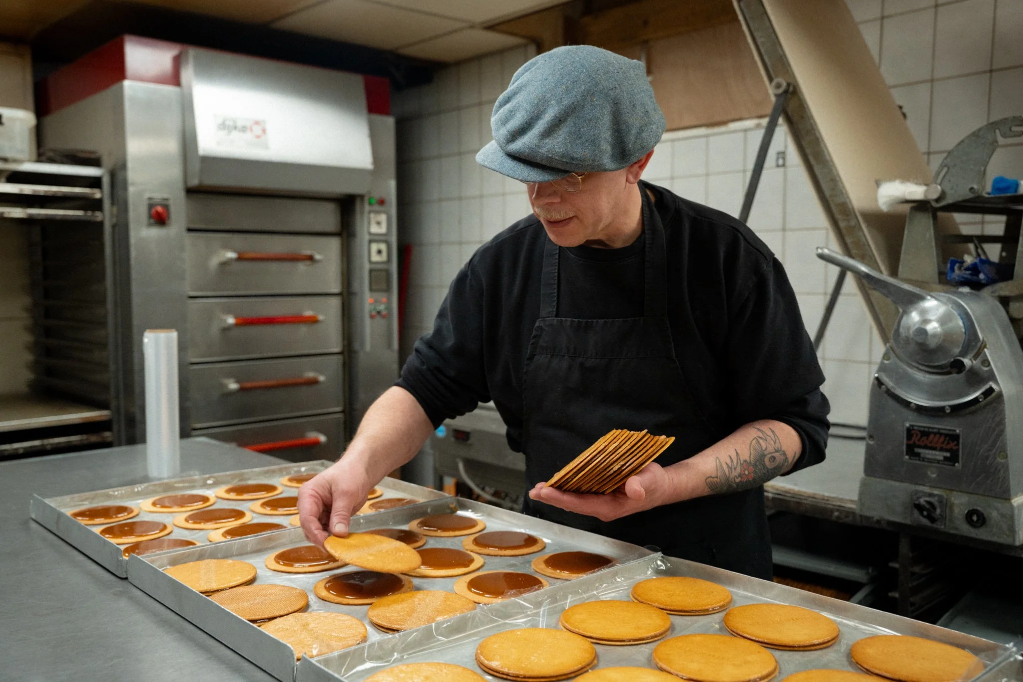 Ambachtelijk bakproces van de Koningsstroopwafels in Amsterdam