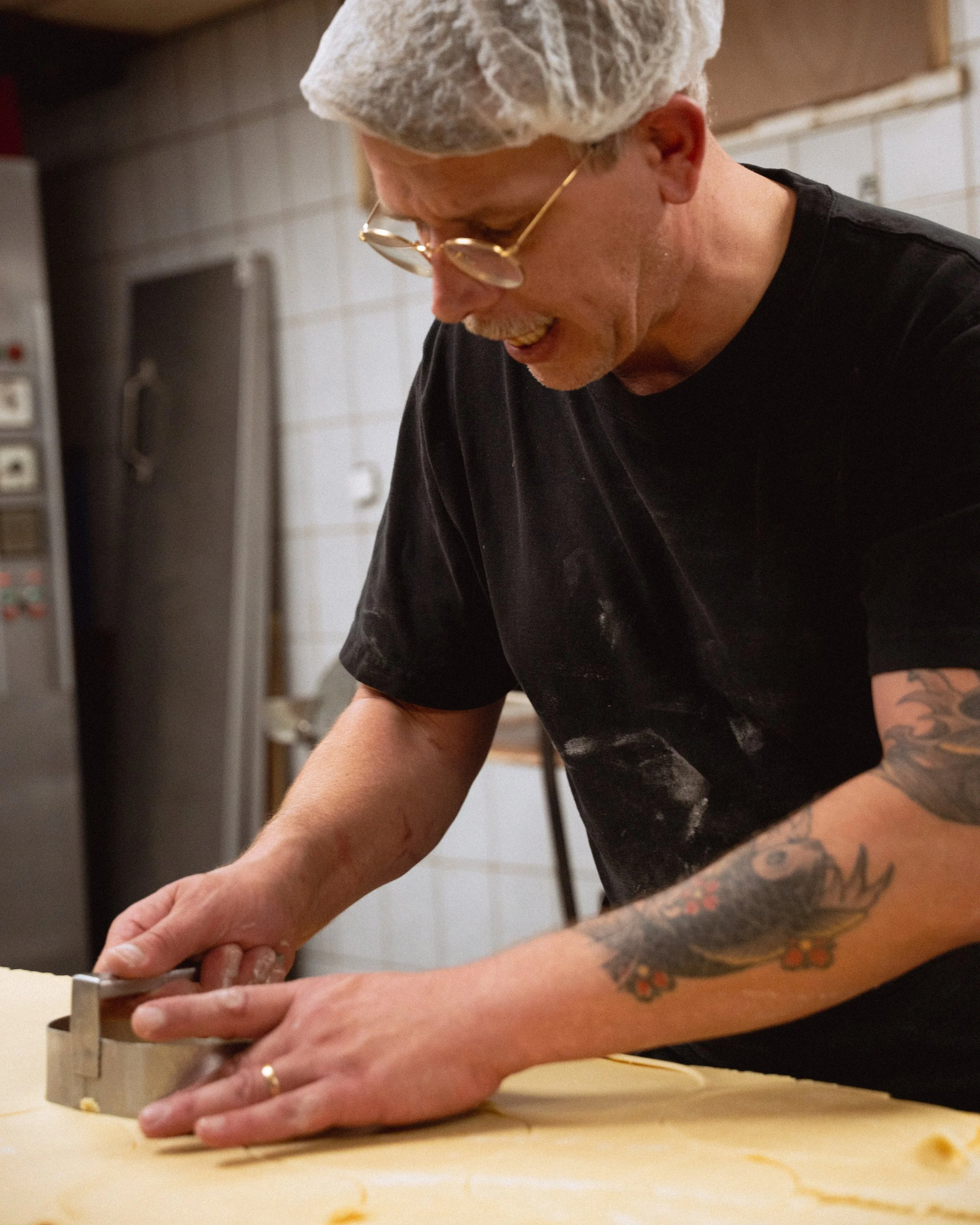 Ambachtelijke Koningsstroopwafels die met de hand worden bereid in de bakkerij van Lanskroon Amsterdam