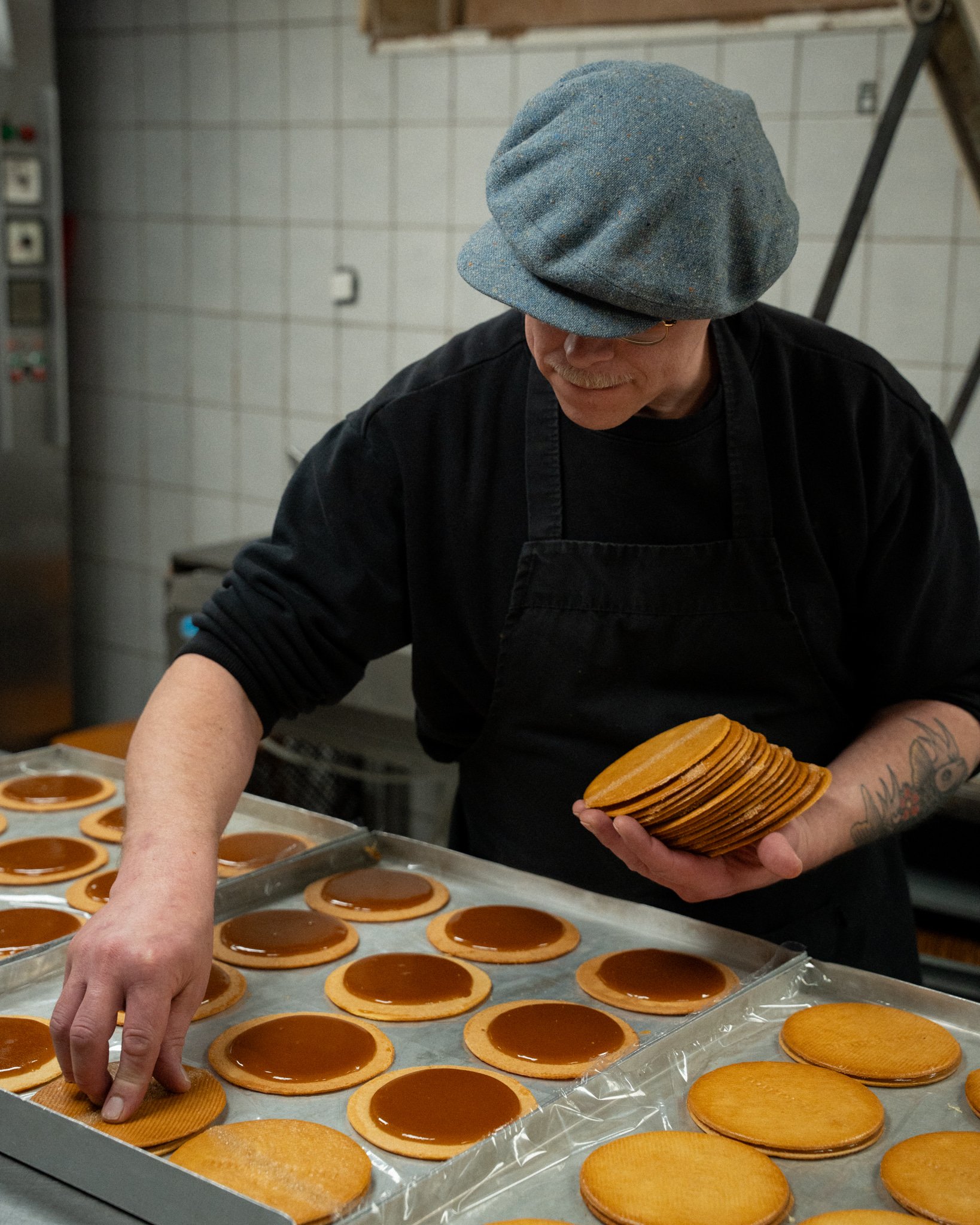 Dagelijks vers gebakken Koningsstroopwafels in de historische bakkerij van Lanskroon