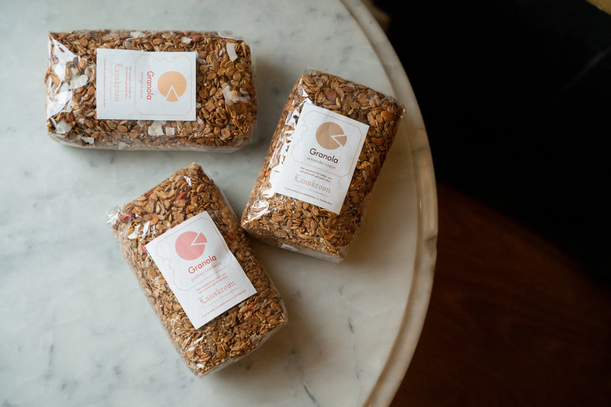 Ambachtelijke granola met zorgvuldig geselecteerde ingrediënten