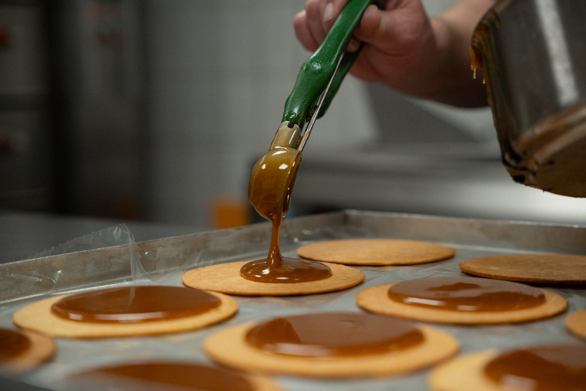 Bakker vult verse Koningsstroopwafels volgens traditioneel recept.