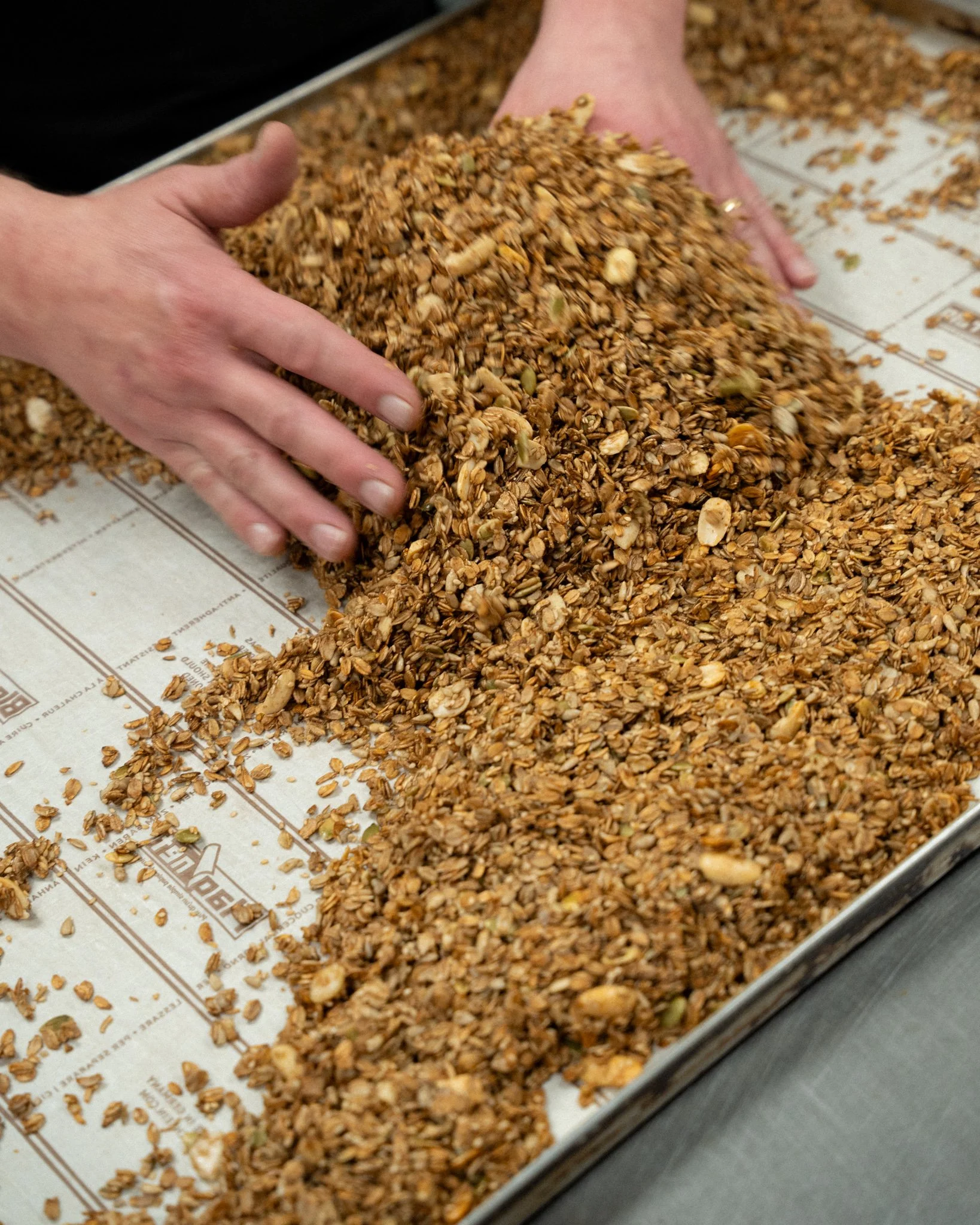 Huisgemaakte granola die met de hand wordt bereid in de bakkerij van Lanskroon