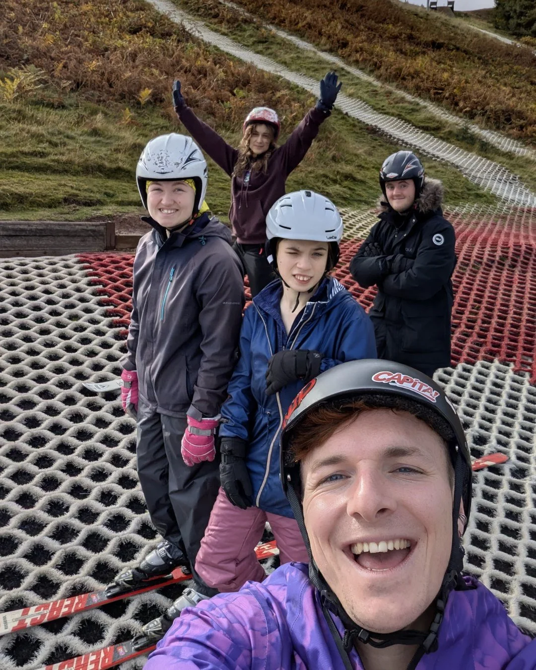 🎿 𝗢𝗻 𝗬𝗼𝘂𝗿 𝗠𝗮𝗿𝗸𝘀, 𝗚𝗲𝘁 𝗦𝗲𝘁… 𝗦𝗸𝗶! ⛷️
As the Autumn term gets into full swing, our watersports sessions have swapped sea spray for ski slopes — and today the Transitions group headed to Midlothian Snowsports Centre to k
