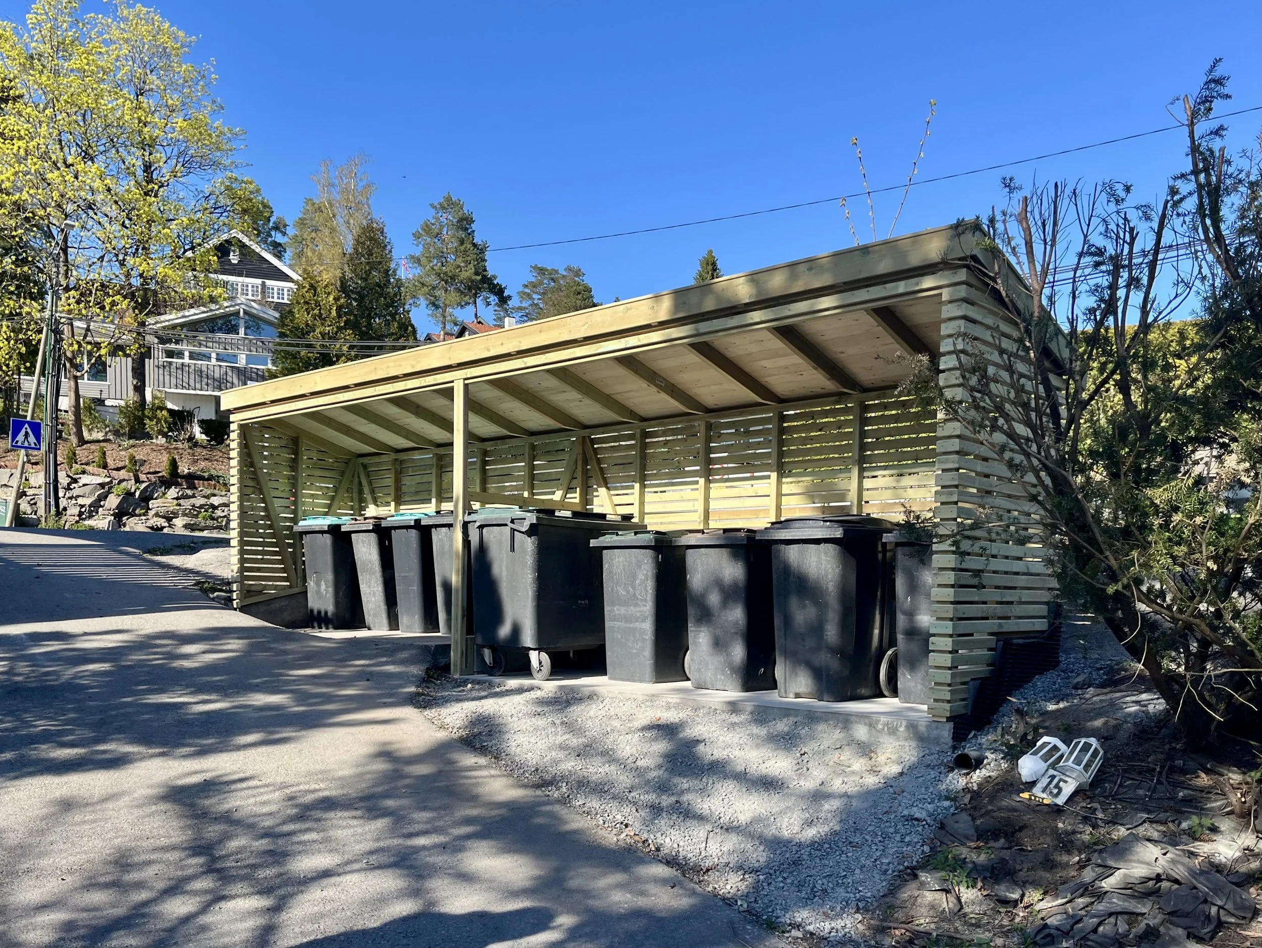 Stort søppelskur