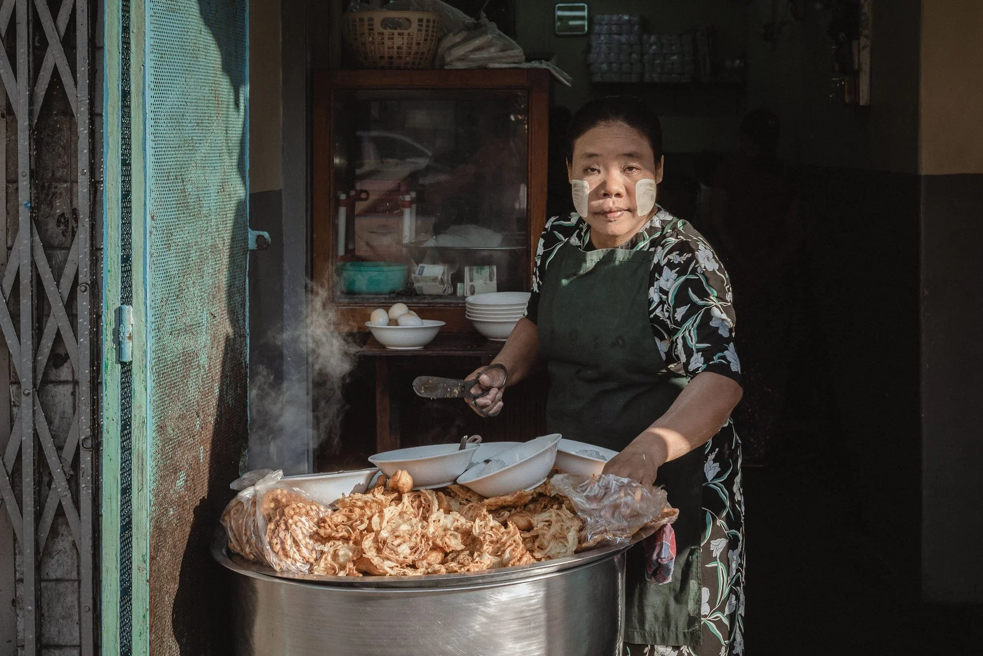 Portrait of burmese woman who sell Moanhingha.jpg