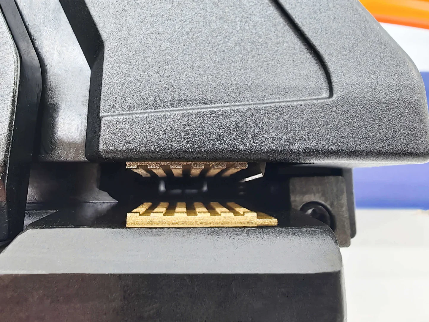 Omnistrap 380 close up of binding plates