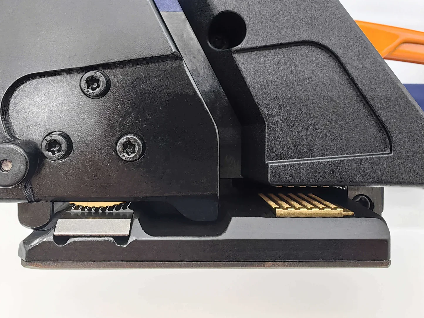 Omnistrap 380 close up view of tensioning roller and binding plates
