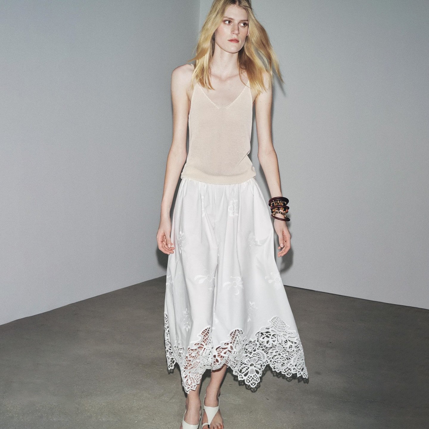 Ultra cool and so care free, make it an easy breezy Summer with floaty fabrics, flattering shapes and metallic details.  SHOP this EDIT at Julia-edits.com ❤️JE
.
.
.
#juliaedits #styleedit #modernstyle #quietluxury #metallictrend #flatfashion #beauty