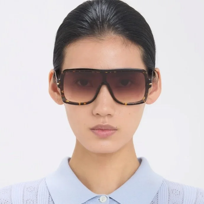 If you&rsquo;re going to splash out on one pair of sunglasses, make it a pair of classic aviators. SHOP my EDIT of this season&rsquo;s strongest styles. Invest now and love them forever&hellip; you won&rsquo;t look back. ❤️JE
.
.
.
.
#AviatorSunglass