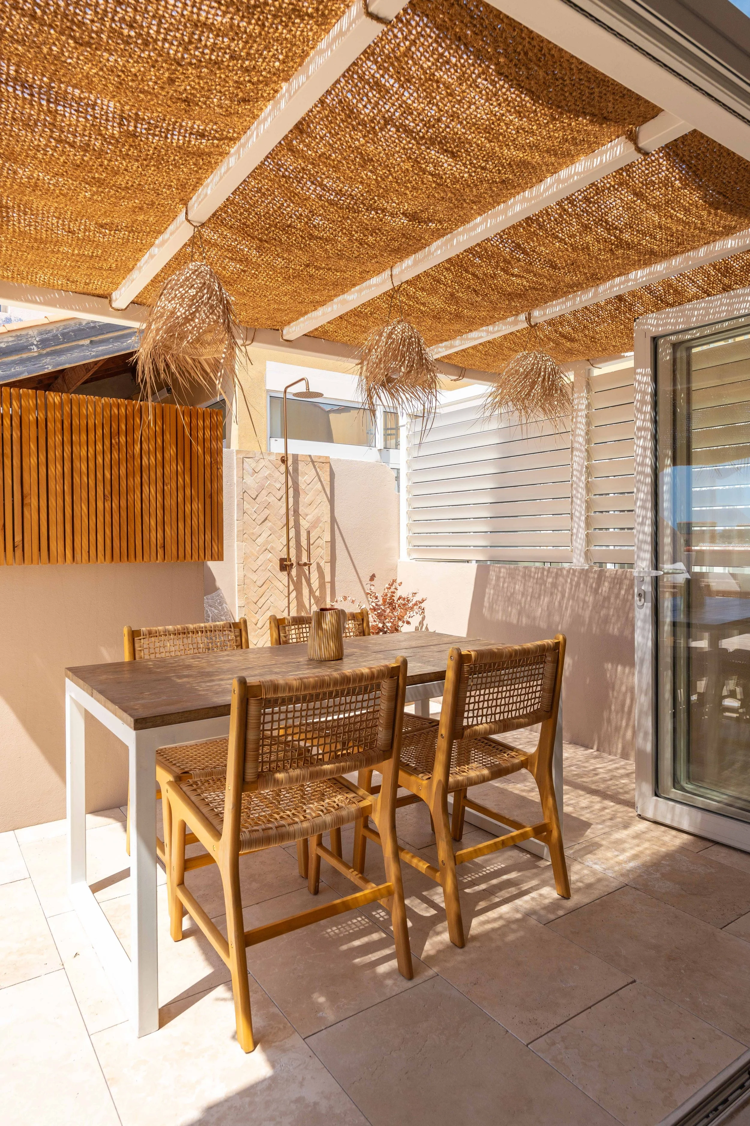 coin-repas-terrasse-pergola-ombriere-marseille.jpg