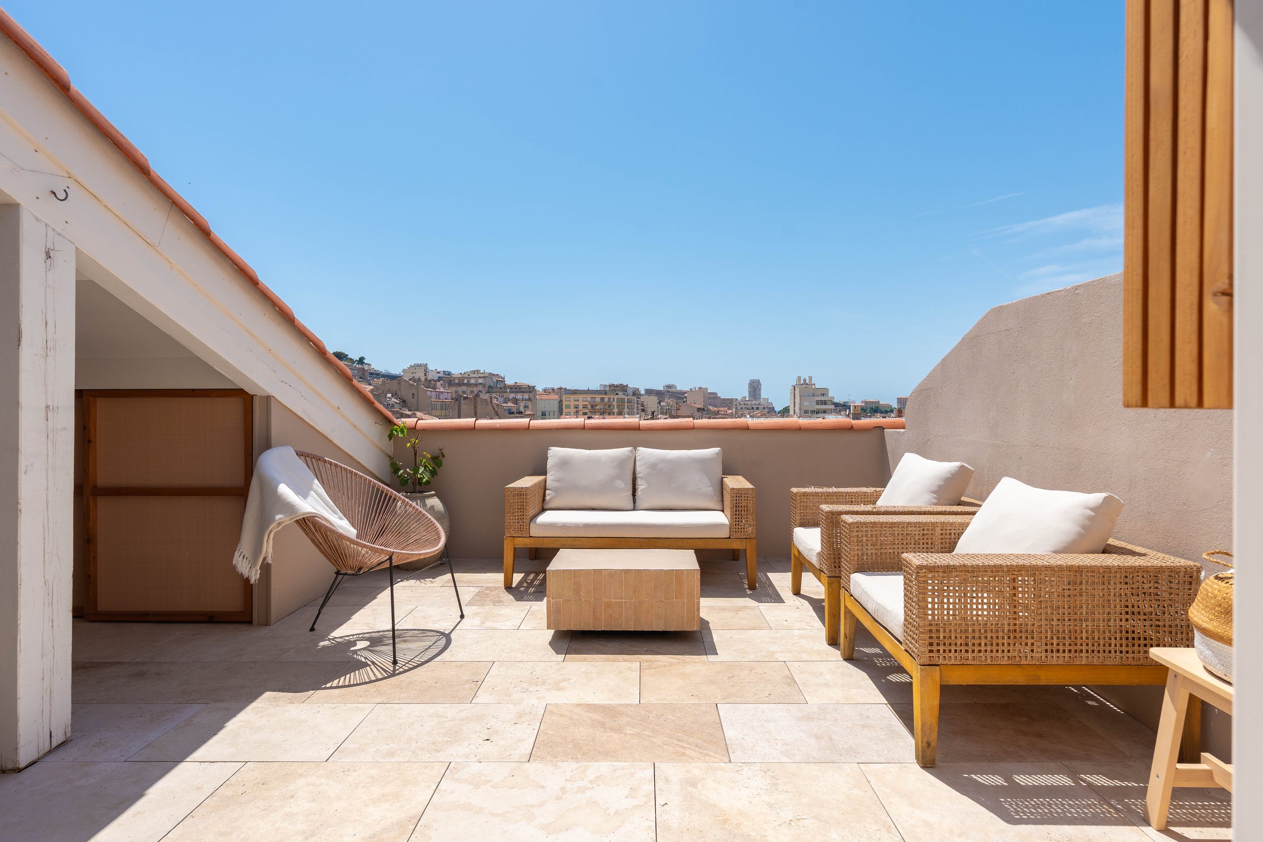 salon-de-jardin-épuré-toit-terrasse-marseille.jpg
