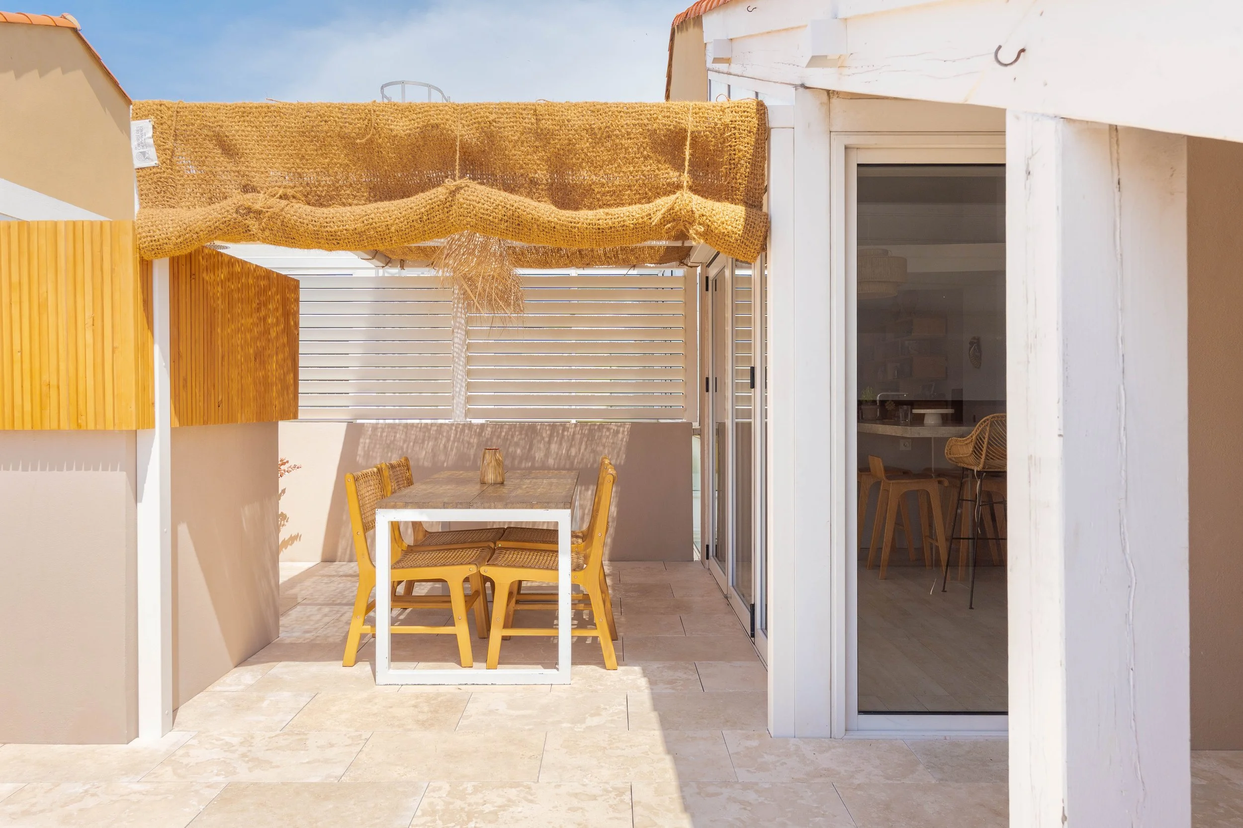salle-a-manger-exterieure-ombragee-projet-ballard.jpg