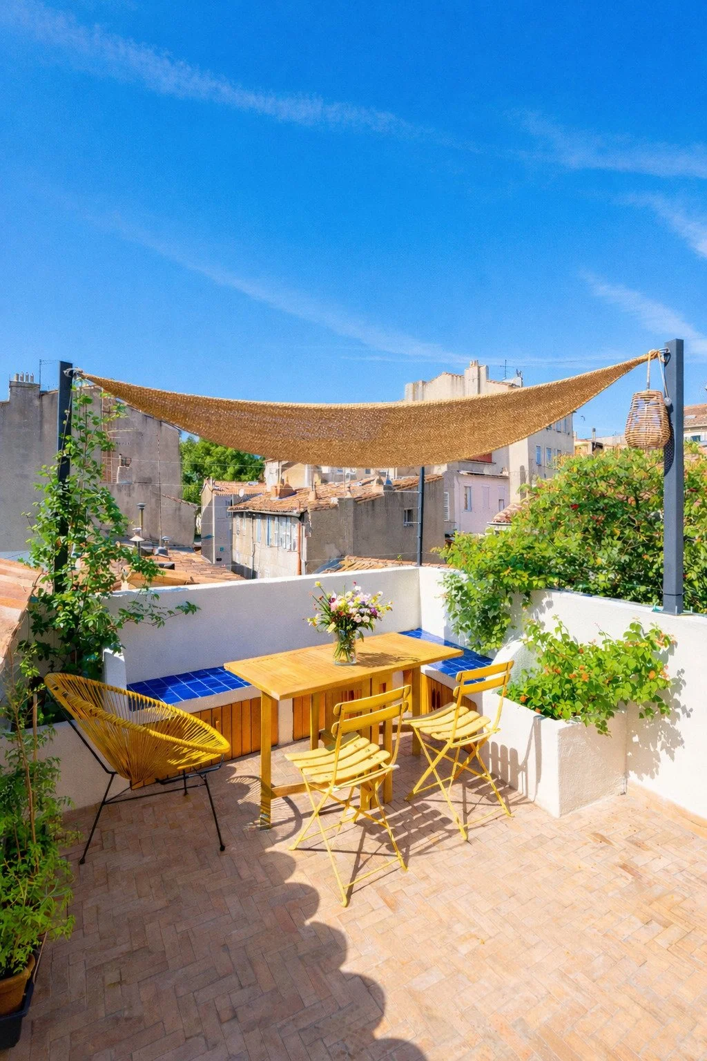 deco-terrasse-sud-voile-ombrage-mobilier-jaune.jpg