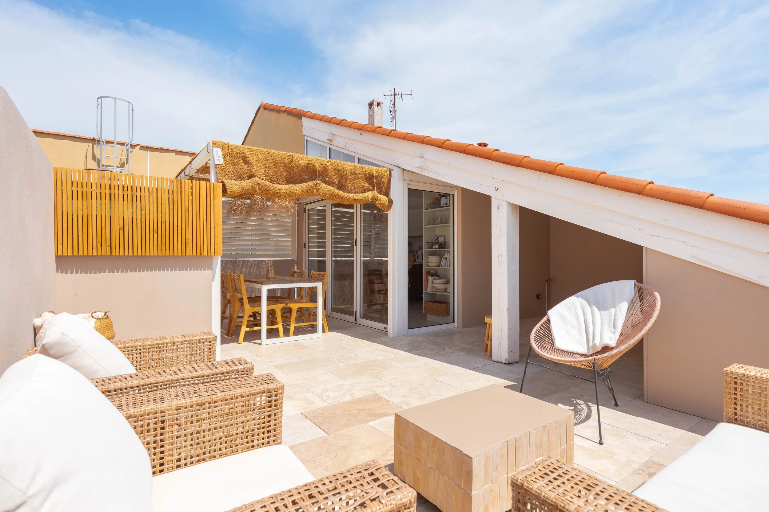 table-repas-terrasse-vue-bonne-mère-marseille.jpg