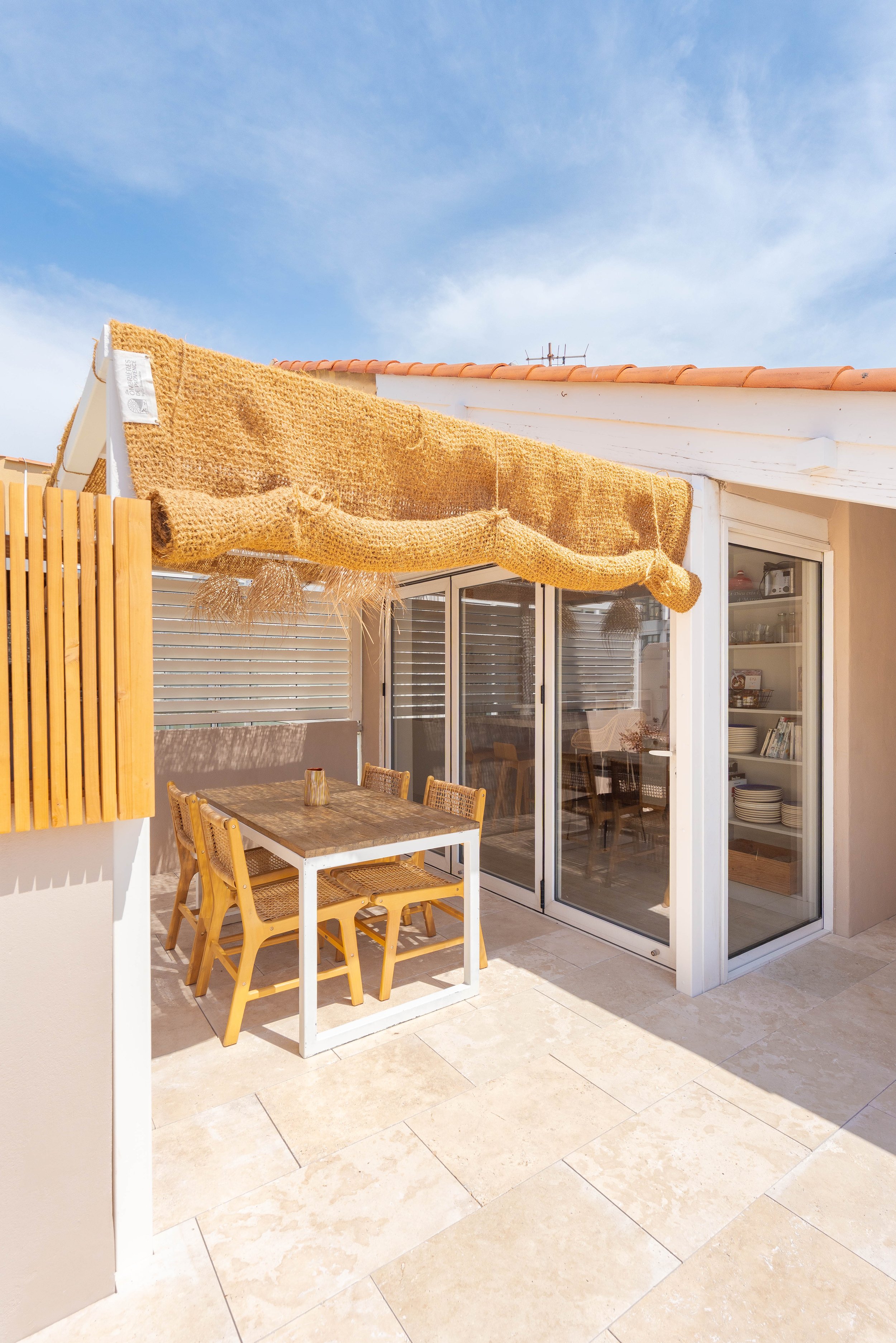 terrasse-paradis-table-repas-sous-pergola.jpg