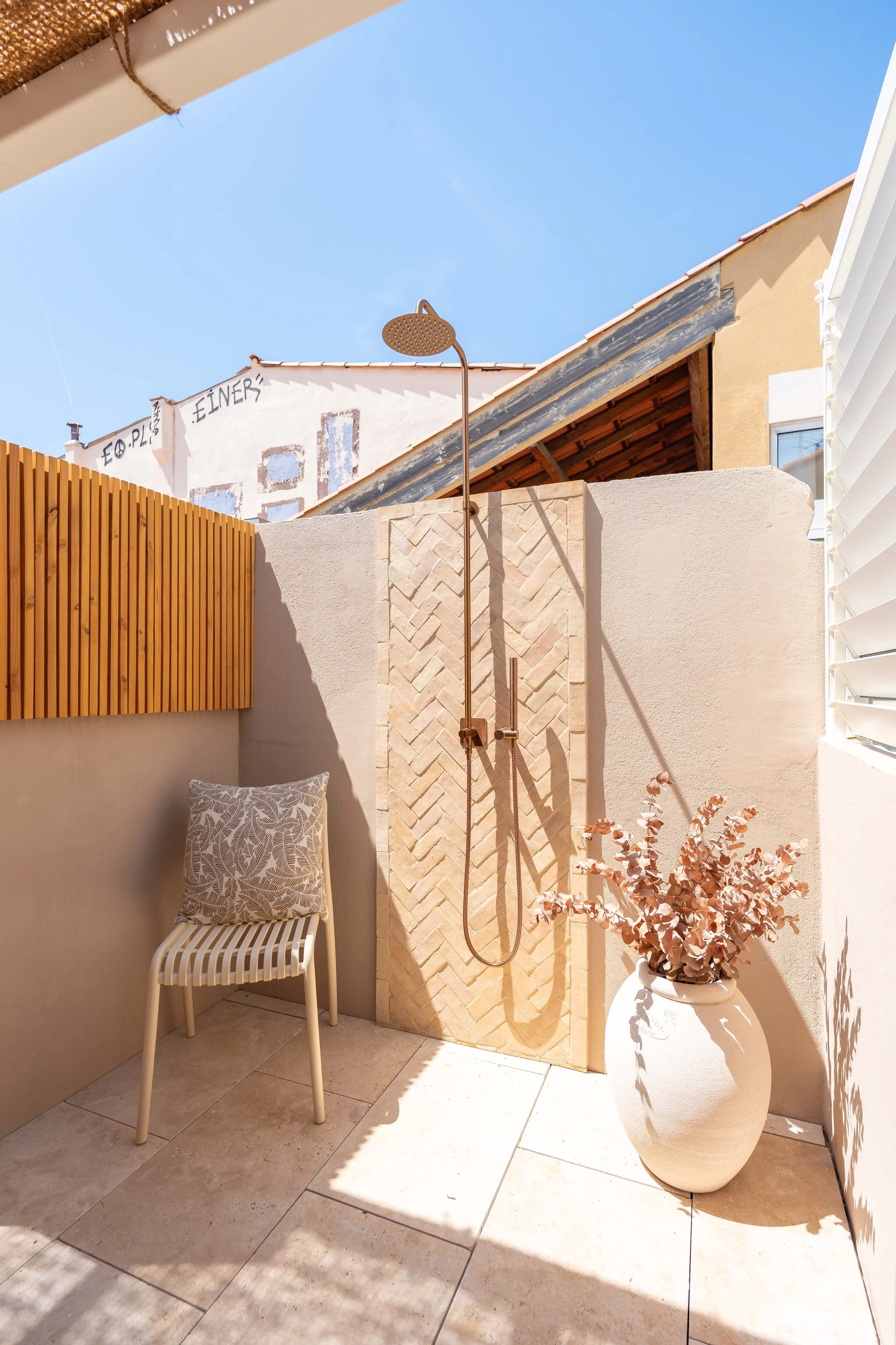 amenagement-douche-extérieur-terrasse-paradis.jpg