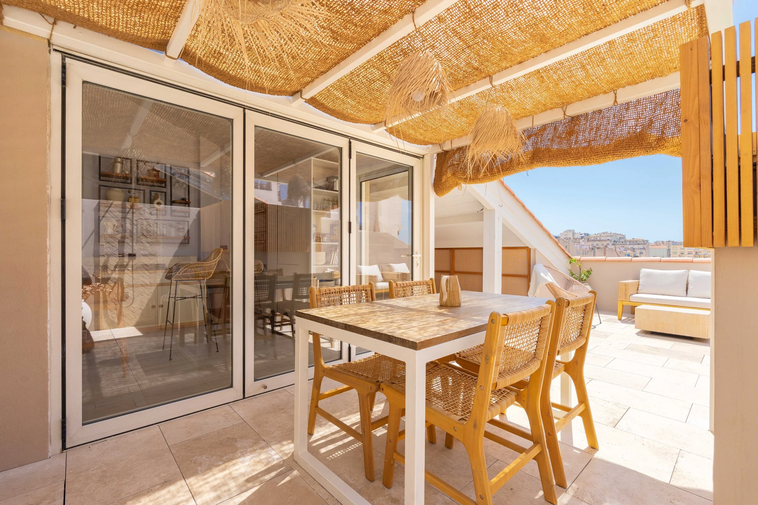coin-repas-exterieur-toit-terrasse-vieux-port.jpg