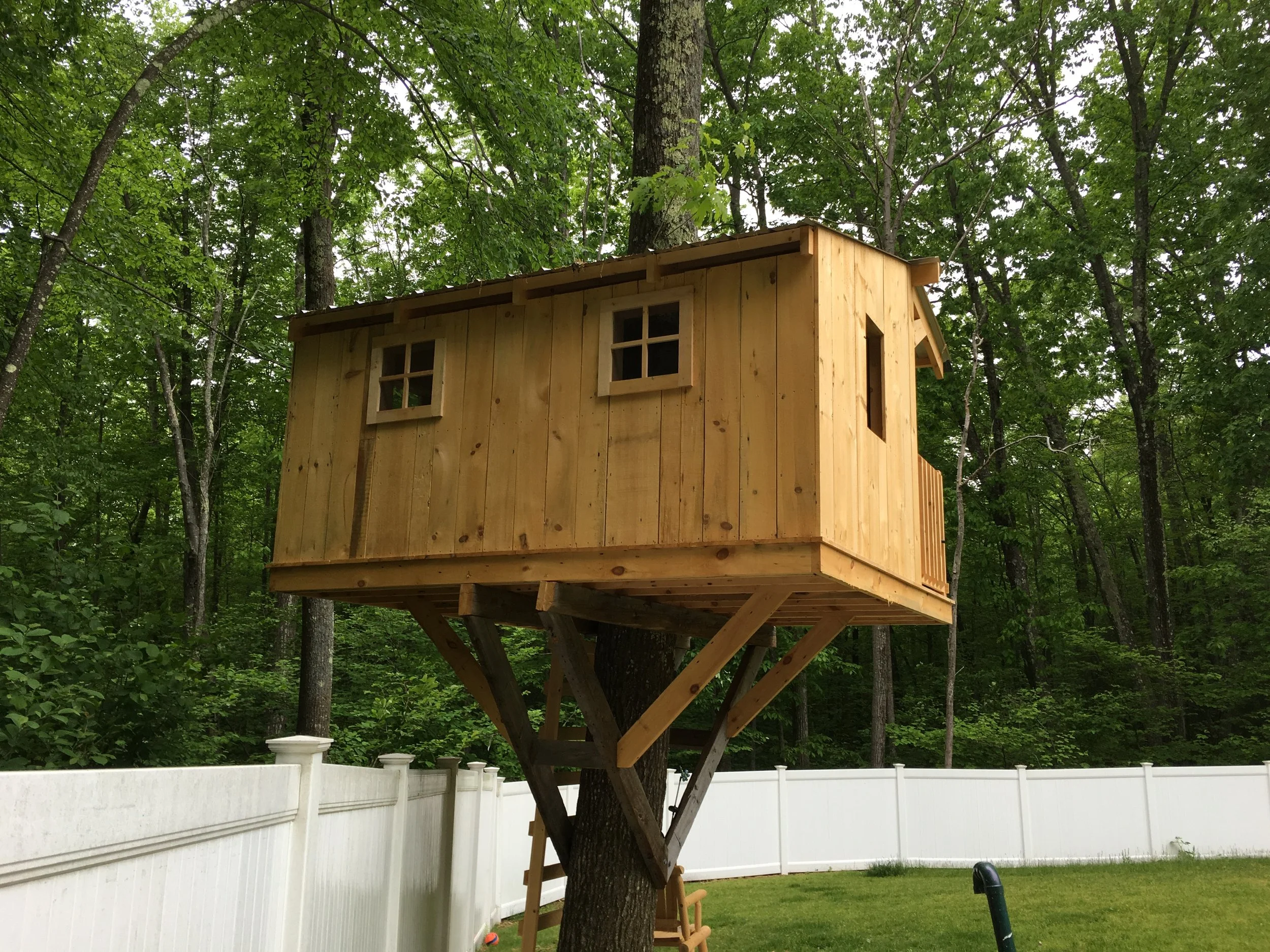 custom-backyard-treehouse-with-screen-windows.JPG
