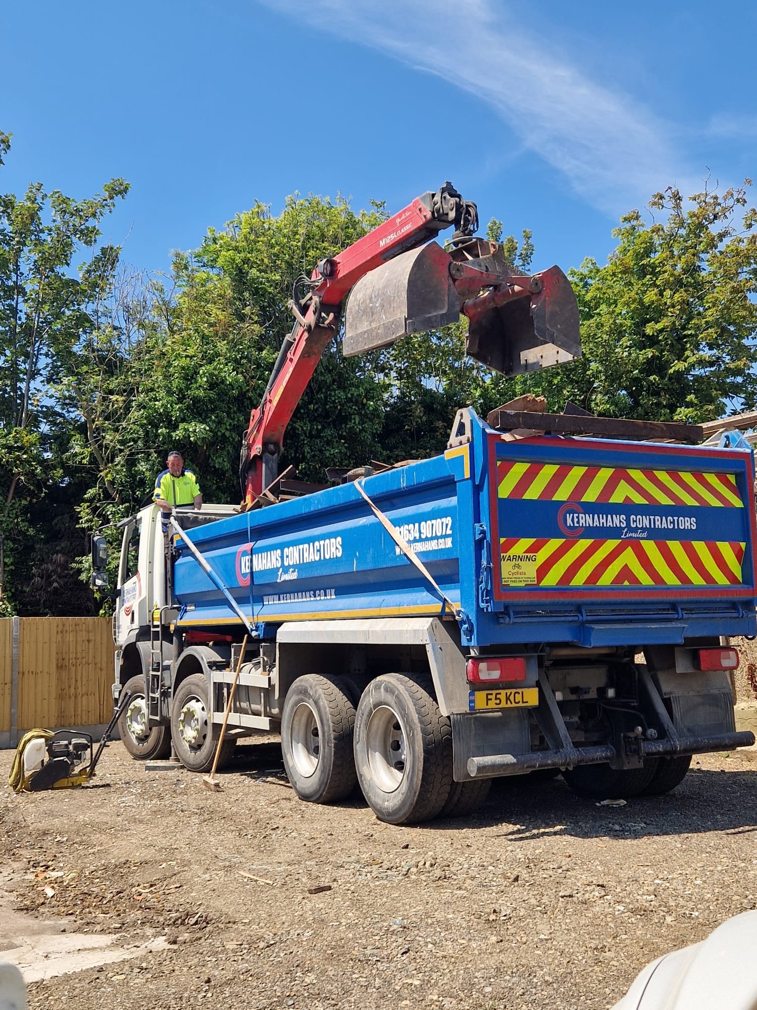 The Efficiency and Versatility of Grab Lorry Hire: A Game Changer in Waste Management