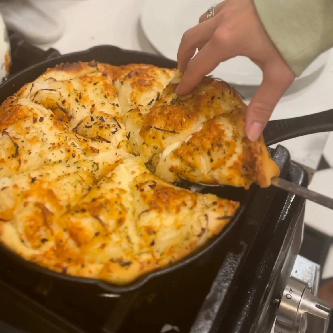 Learn how to make authentic Fugazzeta, a traditional Argentinian pizza stuffed with gooey cheese and topped with caramelized onions. Perfect for pizza lovers craving a cheesy, flavorful treat at home.