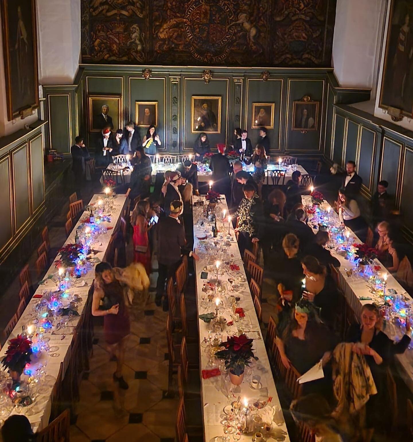 In our traditional Christmas Banquet our beautiful hall was made even prettier with ornaments and cute christmas lights 🎄 after the delicious meal we had a party in Benson hall to celebrate the end of term! ✨🕺

Just like the Christmas Banquet concl