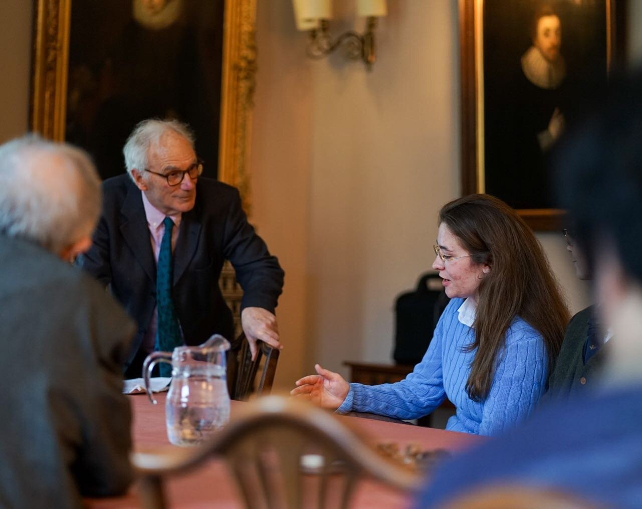 Lively discussions at the last Parlour talk 💡 

In our bi-weekly Parlour talks, scientists from all fields present their research to the MCR and SCR, which is a great chance to ask your questions to experts and to learn about various areas of resear