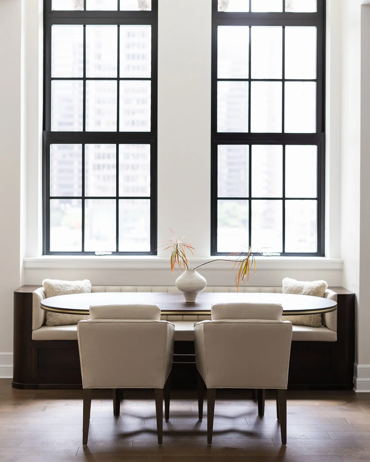 Classic and inviting is this stunning dining nook in Chicago&rsquo;s iconic Tribune Tower #yandbinteriors 

Designer: @studiow_chicago 
Project:  @tribunetowerresidences 

#chicagointeriordesign #chicagointeriors #interiorphotography #chicagointerior