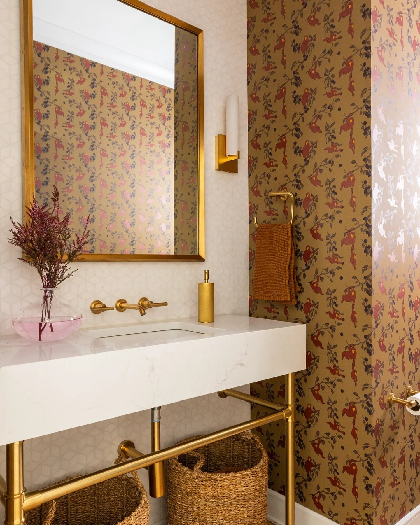 All for monkeys in the bathroom 🐵 Swipe for details of this amazingly fun bathroom #yandbinteriors 

Designer: @elizabeth.krueger.design