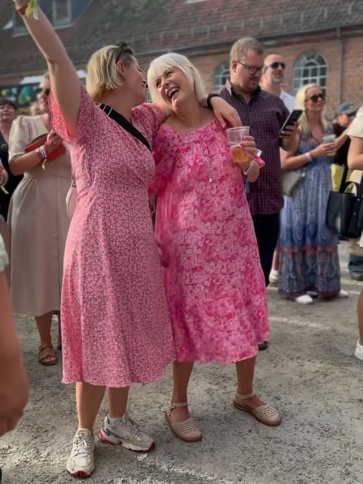 🩵 I dag feirer vi alle m&oslash;dre &ndash; de som stiller opp, heier oss frem og deler livets store og sm&aring; &oslash;yeblikk med oss ✨

P&aring; M&aring;nefestivalen samles vi for musikk, glede og fellesskap &ndash; en perfekt anledning til &ar