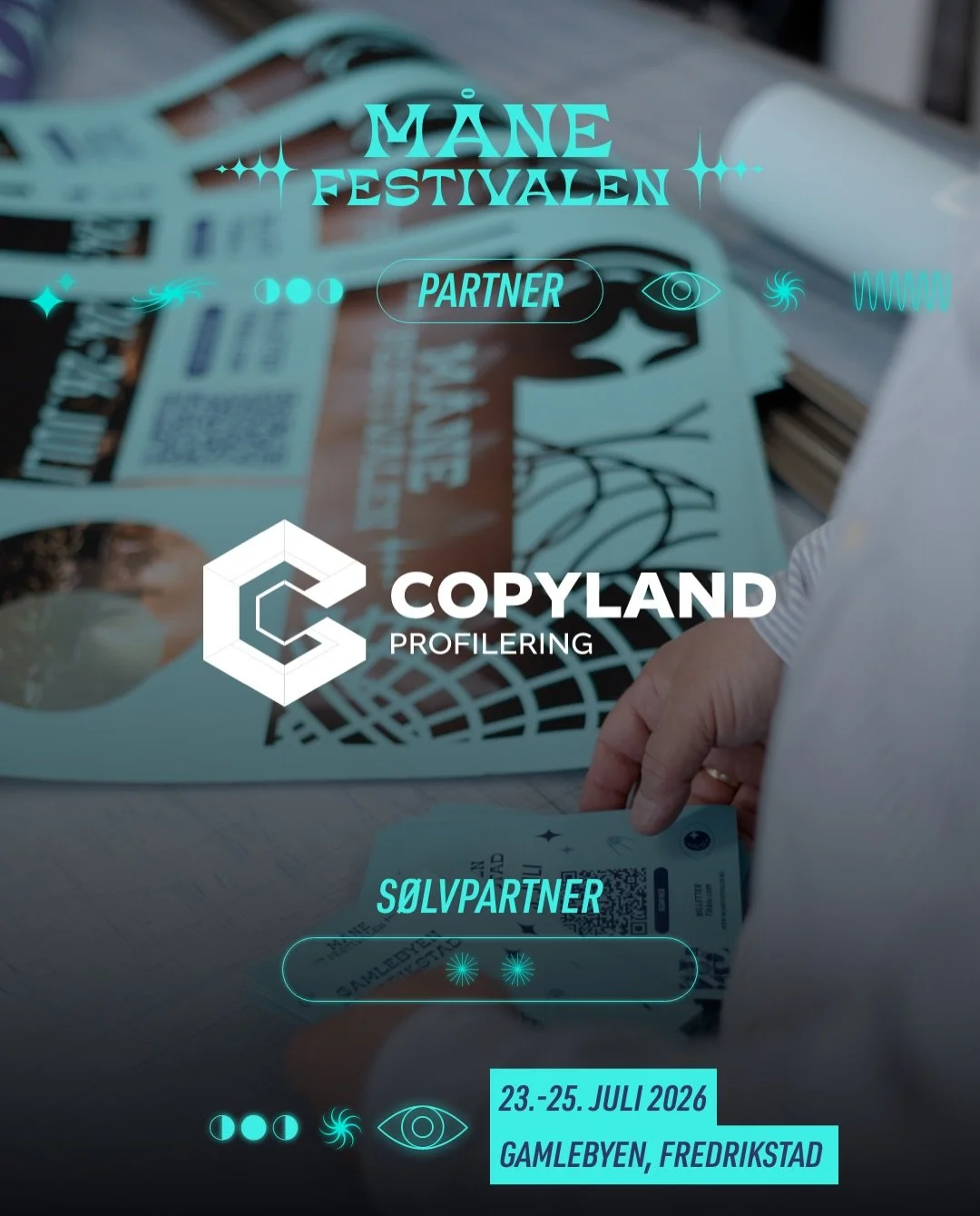 VINN DAGSPASS 🌙 Copyland Printshop rykker opp som S&oslash;lvpartner for M&aring;nefestivalen, og det feirer vi med konkurranse 🎫 Copyland er v&aring;r lokale leverand&oslash;r av profileringsartikler &amp; trykksaker 🥳

Copyland Printshop gir bor