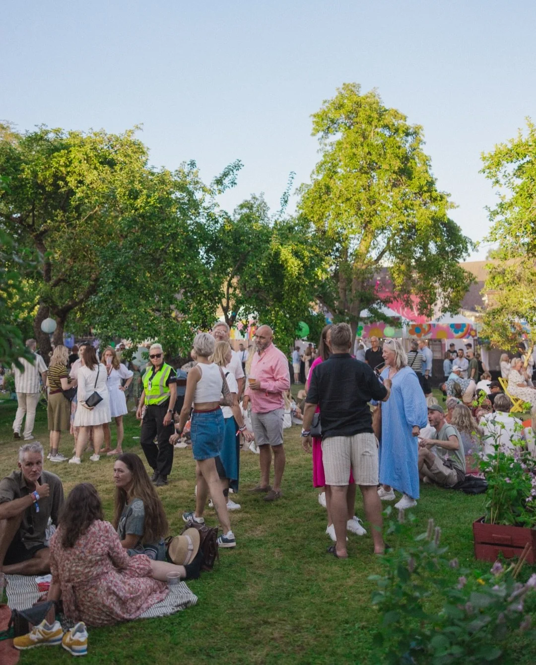M&aring;nehagen v&aring;r 😍 Finnes det egentlig noe bedre enn &aring; sitte p&aring; gresset mellom epletr&aelig;rne i Gamlebyen og h&oslash;re musikken flyte gjennom M&aring;nehagen? 🌳🌸🌿✨

&Aring; kunne senke skuldrene, nyte &oslash;yeblikket og