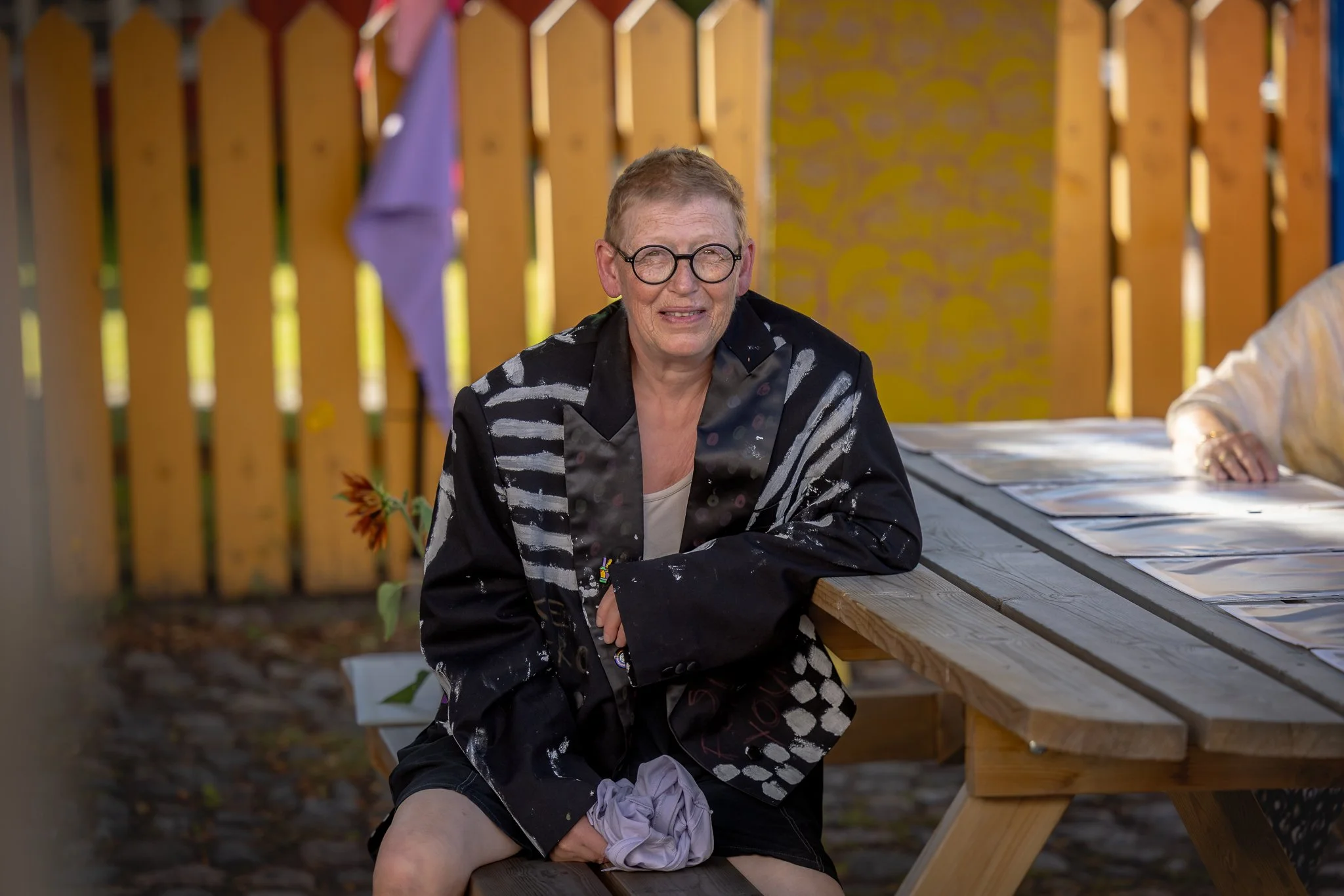 Hvert &aring;r inviterer M&aring;nefestivalen en kunstner til &aring; v&aelig;re &aring;rets festivalkunstner. I &aring;r er vi glade for &aring; presentere Hanna Adam. 
Hanna er kunstner og ogs&aring; frivillig ved M&aring;nefestivalen. Hanna er en 