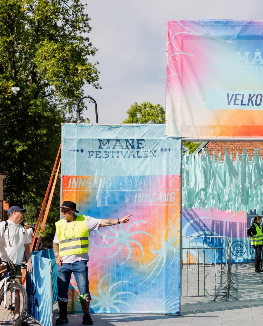 🌈 Har du sett &aring;rets festivalfarger, design, grafikk og dekor? 💘 Det er et visuelt SHOW (!)

Alt du m&oslash;ter p&aring; festivalomr&aring;det er skapt med kj&aelig;rlighet, kreativitet og utallige timer med innsats.

🎨 Det er malt, tegnet, 